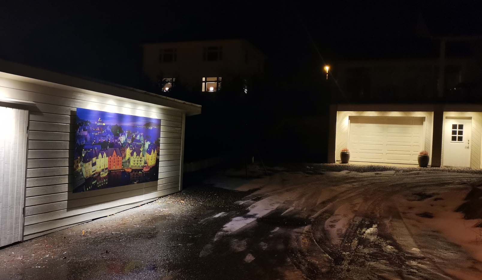 Bygdefolket på FIskå og Vanylven har ikke noe mot å passere det store bildet av Ålesund når de passerer huset til Trond og Edel.