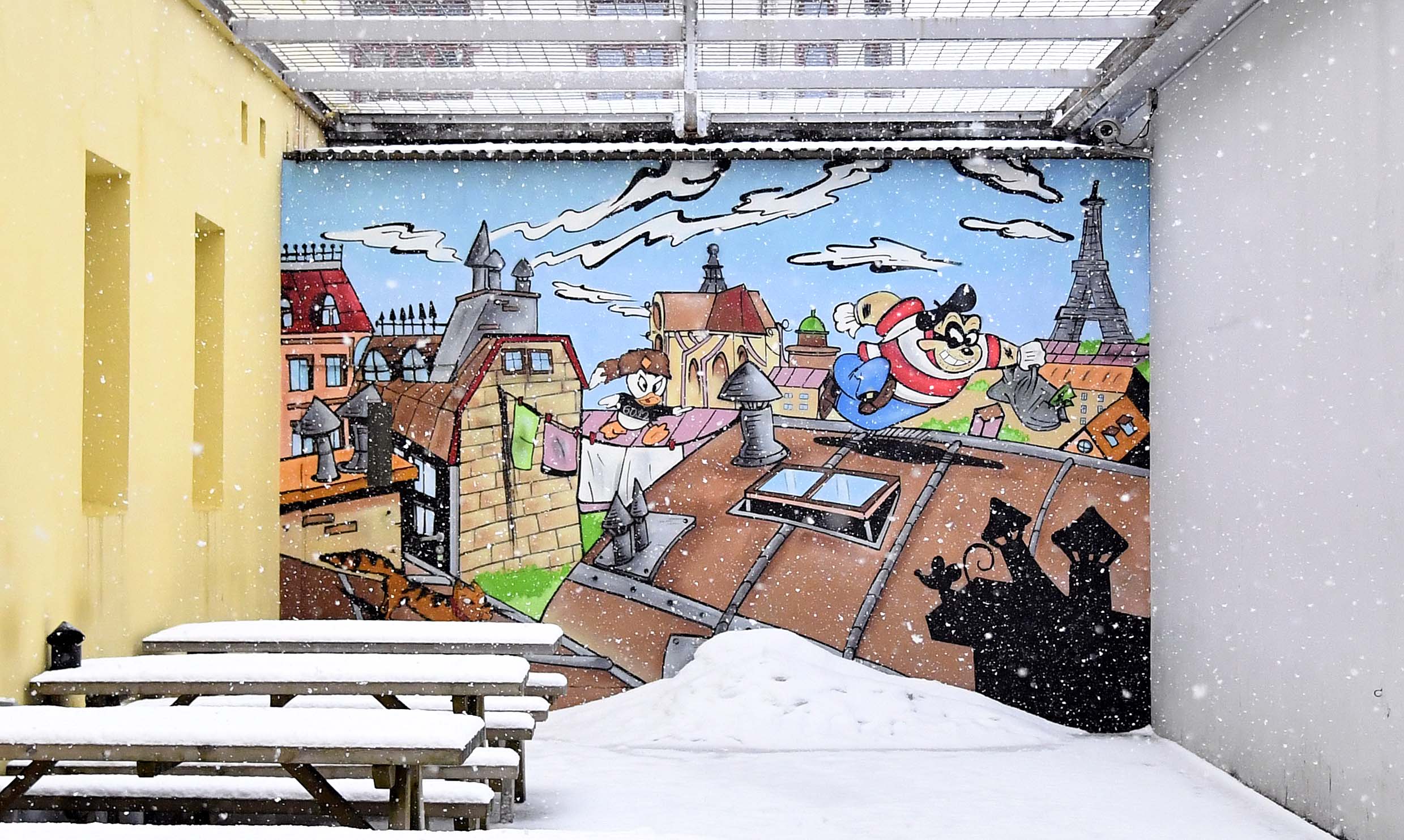 Friske farger og et artig motiv preger nå den tidligere så kjedelige veggen.