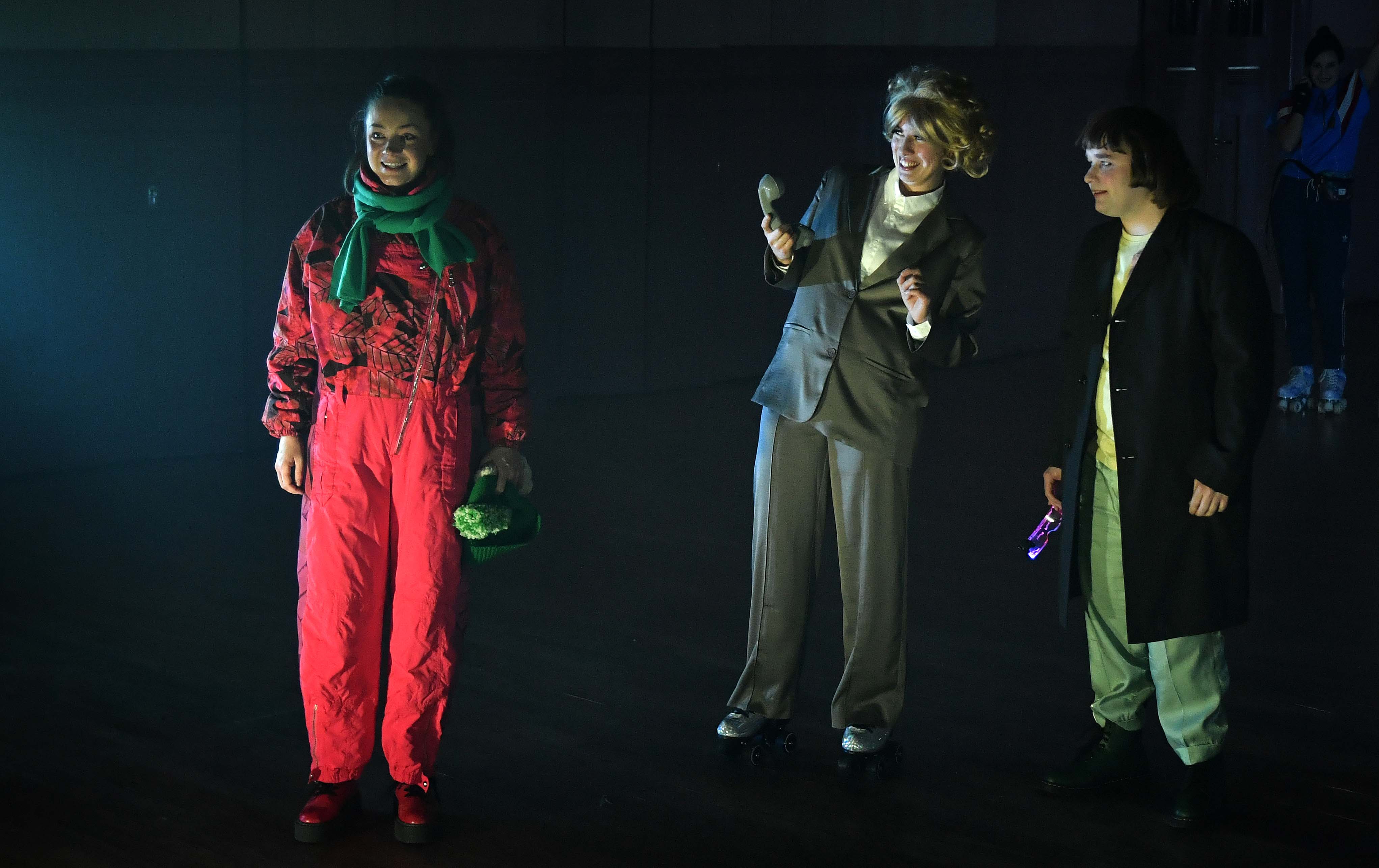 Agnes våkner opp i huset til det som best kan beskrives som enn merkelig familie.