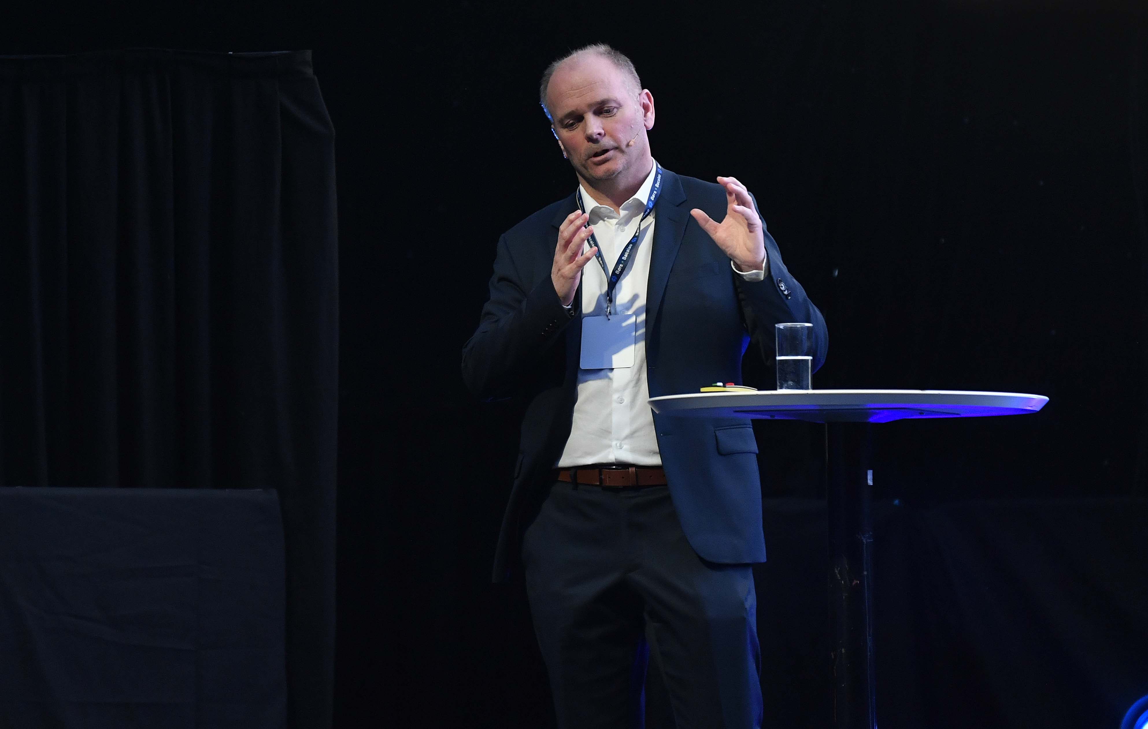 Trond Moldskred er leder for kapitalforvaltningen i Sparebanken Møre, og snakket om aksjer i vanskelige tider med pandemi og krig. -Vi må løfte blikket og se framover, var budskapet hans.