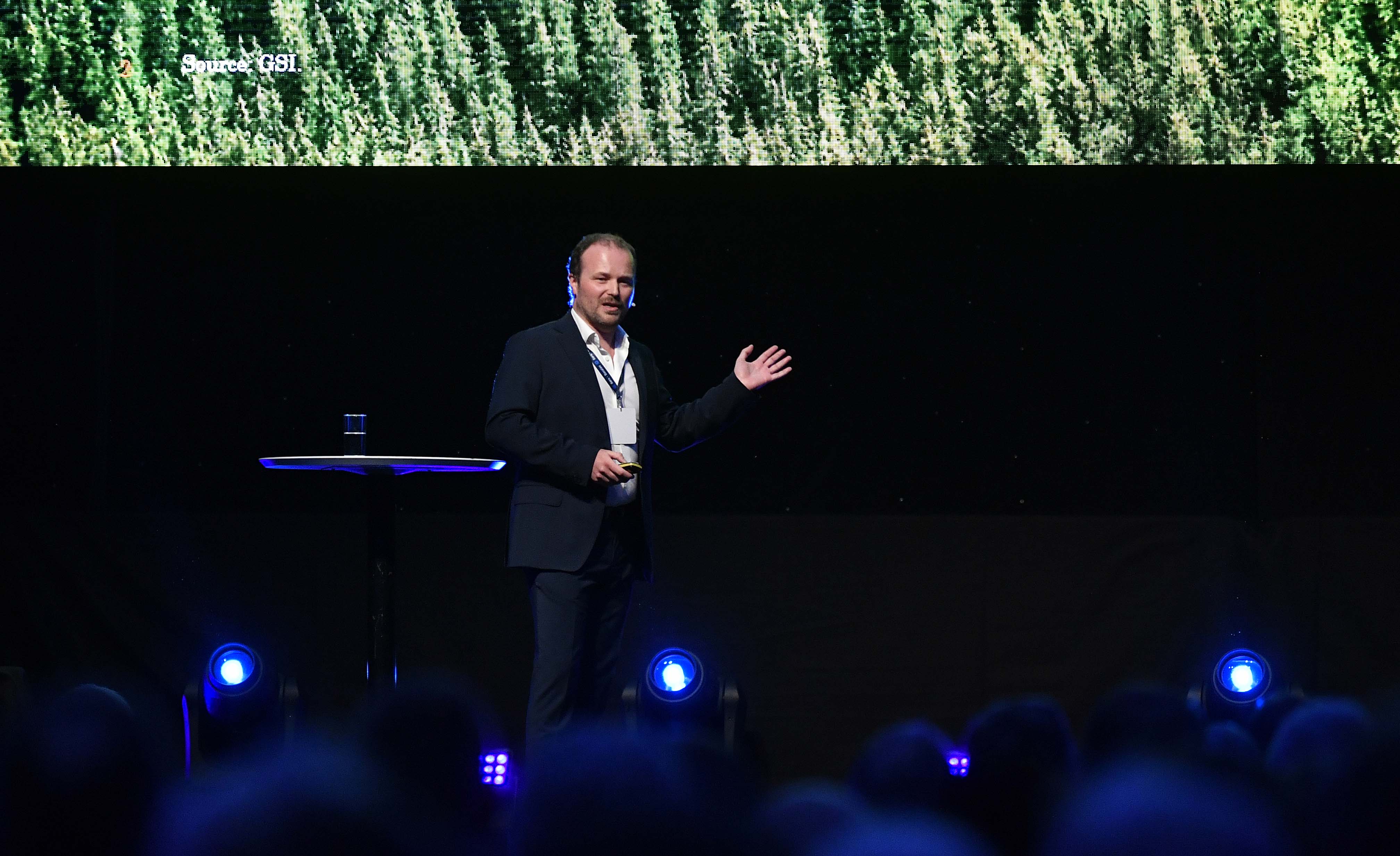 Tore Tønseth, styreleder i Salmon Evolution ASA snakket varmt om lukkede oppdrettsanlegg.