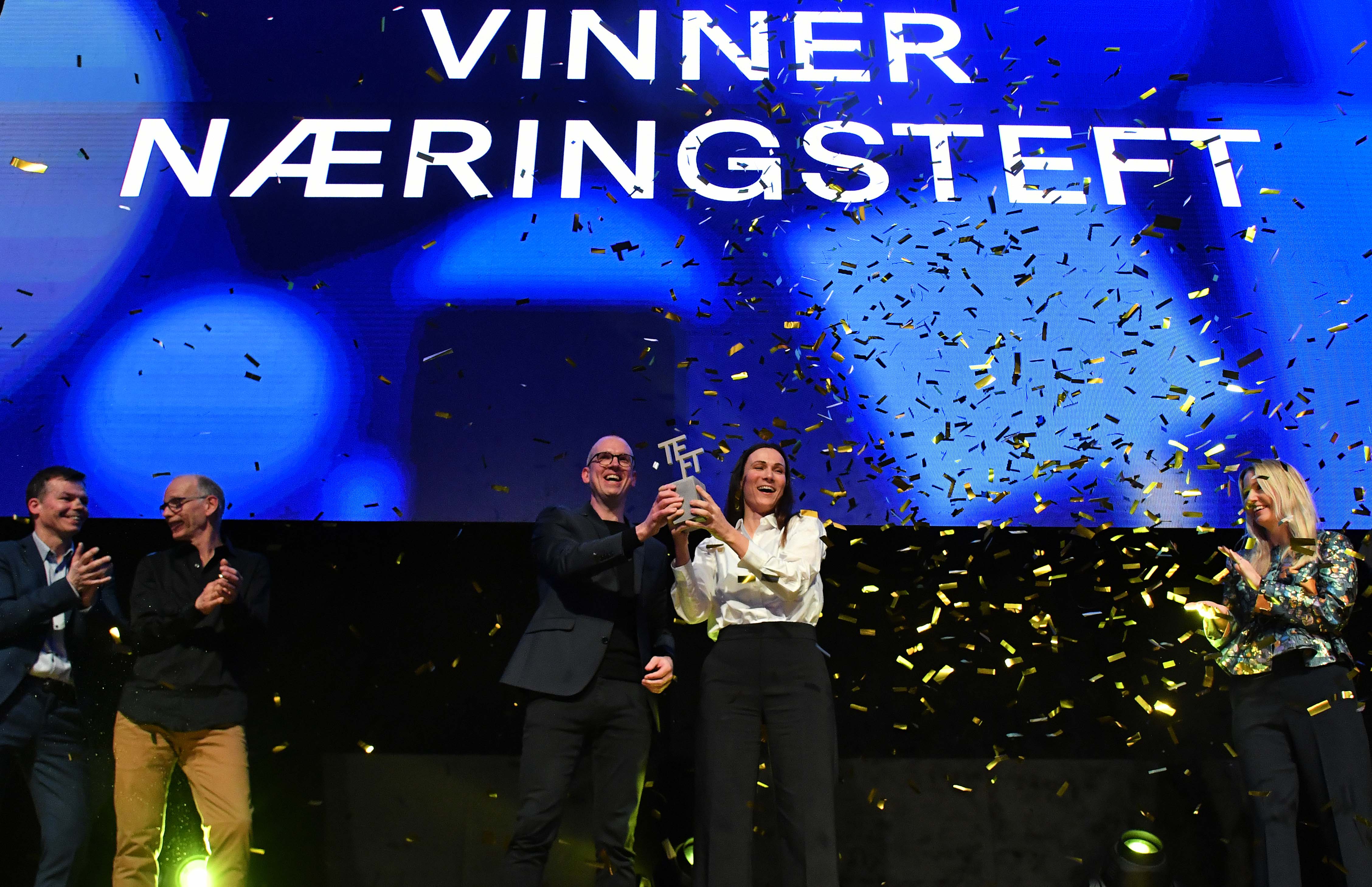 Glade vinnere ble feiret på scenen med konfetti og applaus.