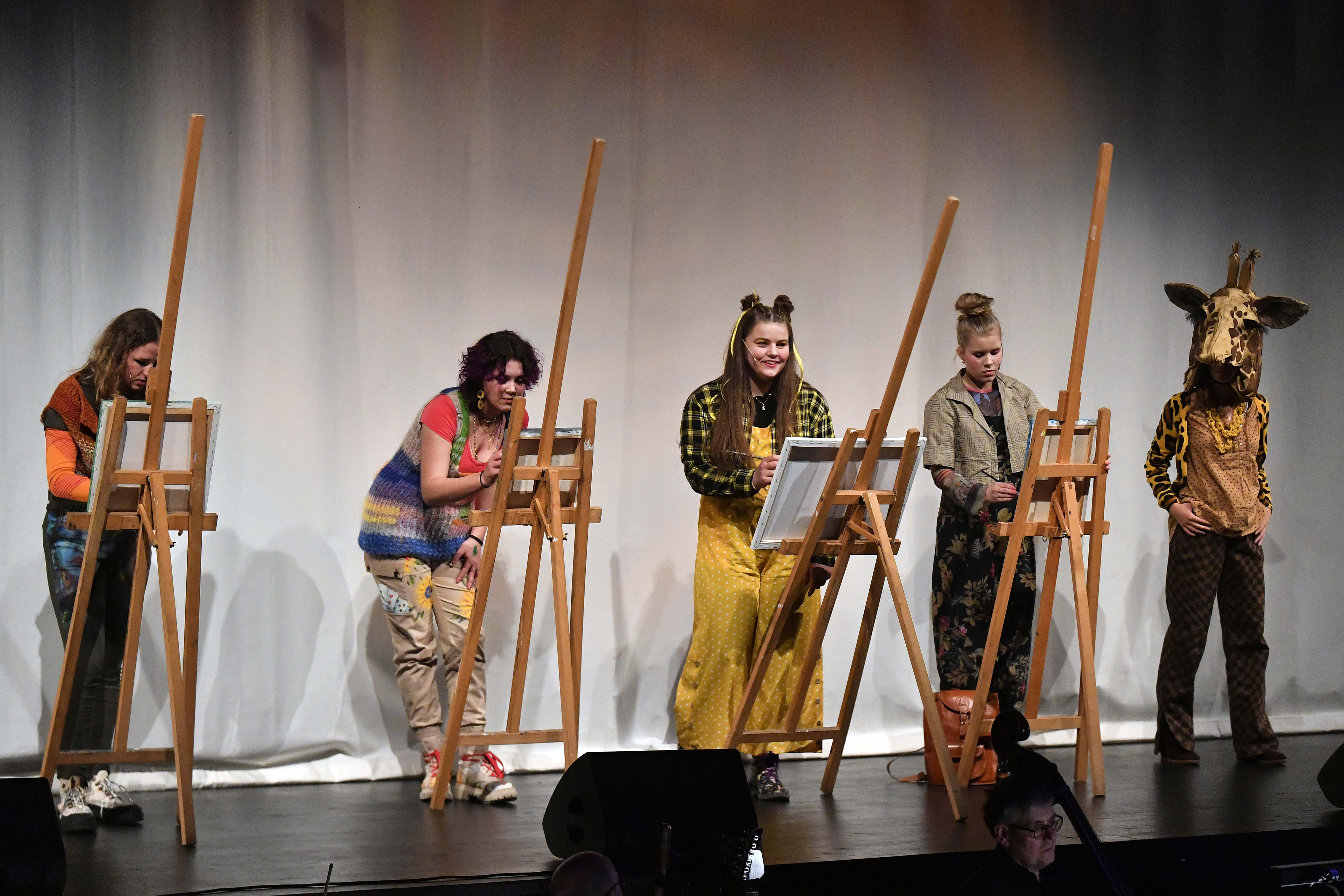 Scener fra Ålesund kulturskoles musikal «Rampelys»