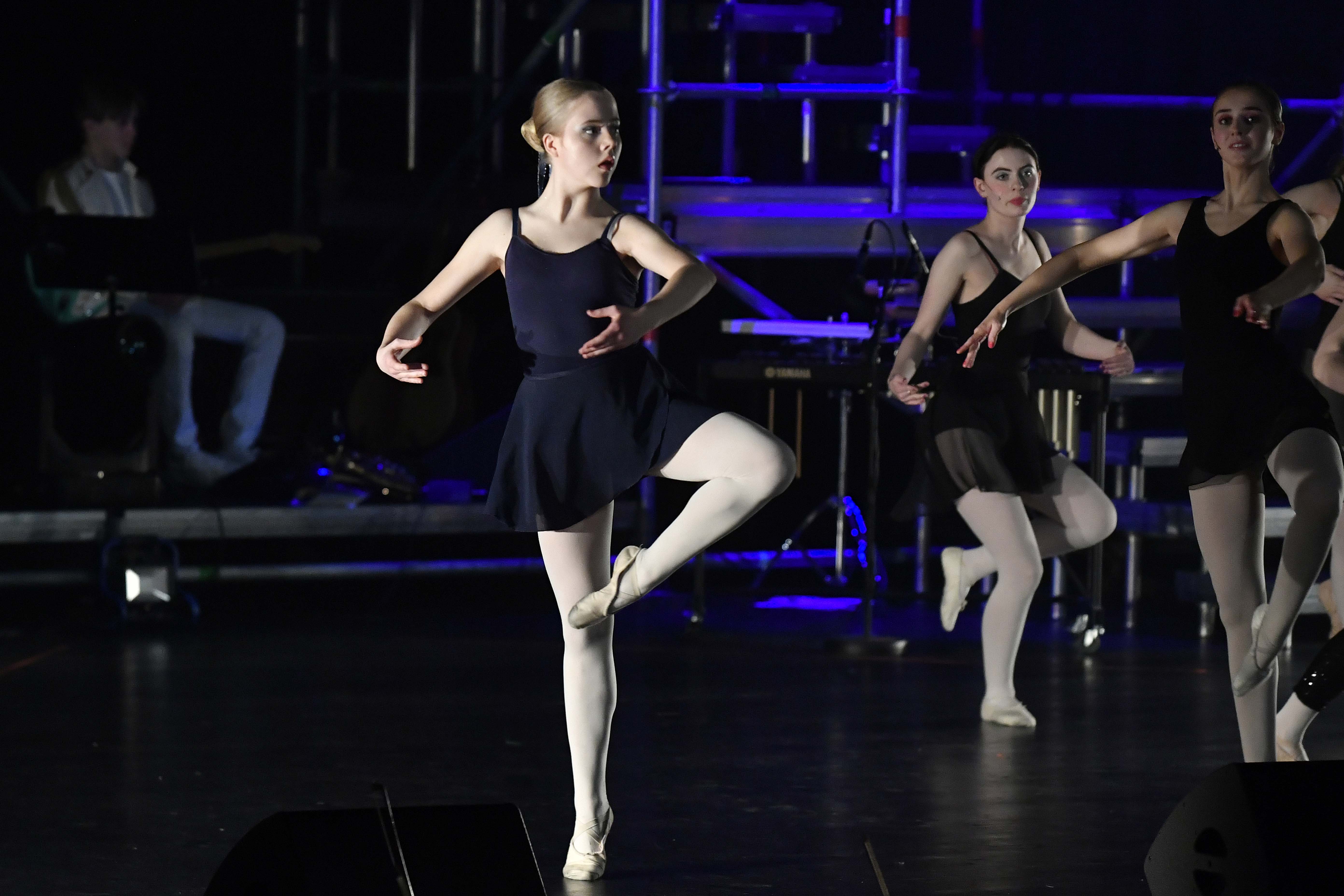 Scener fra Ålesund kulturskoles musikal «Rampelys»