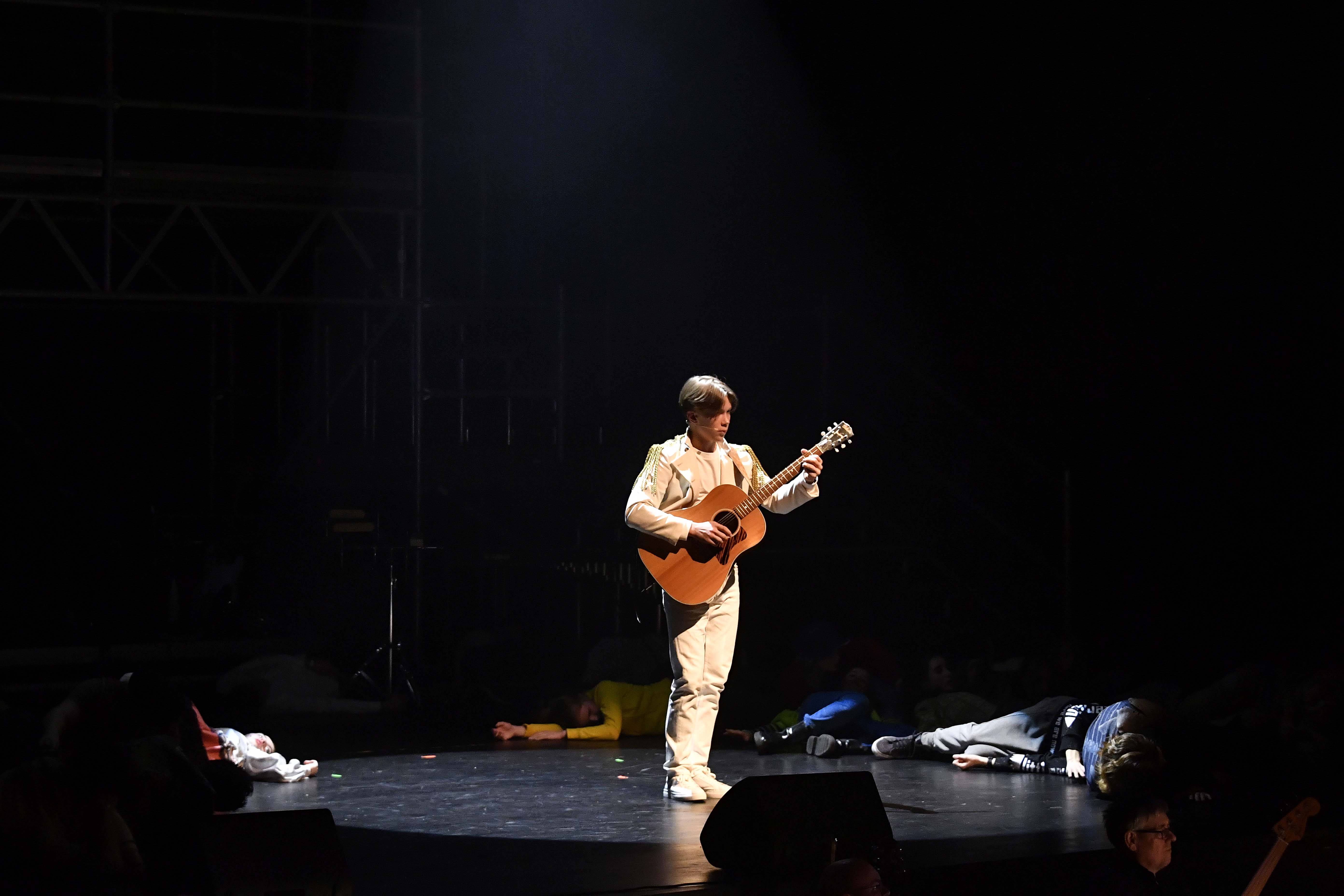 Scener fra Ålesund kulturskoles musikal «Rampelys»