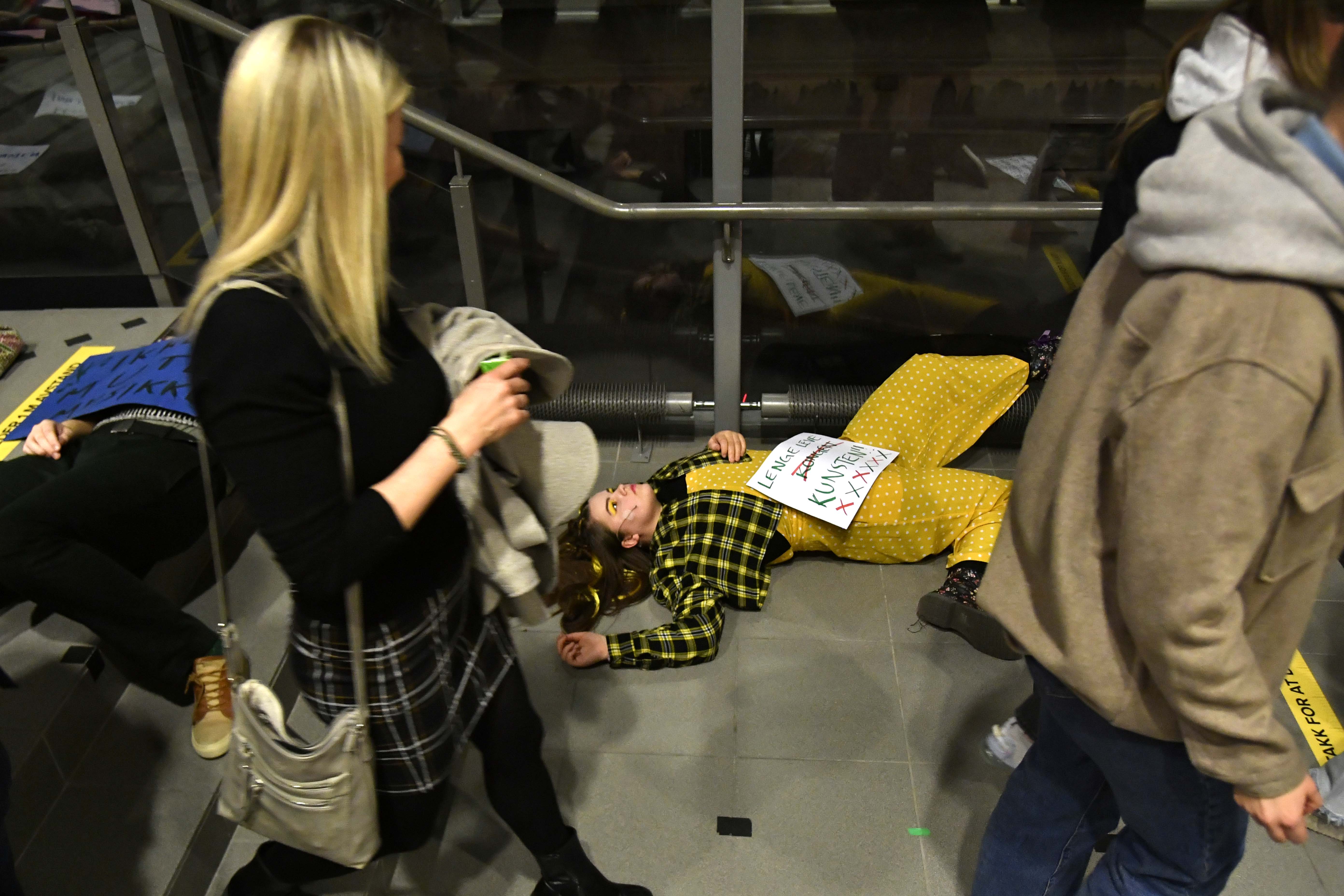 (NB: Spoiler) Da publikum trodde at forestillingen var ferdig, og de skulle hjem, ja så var den ikke det.