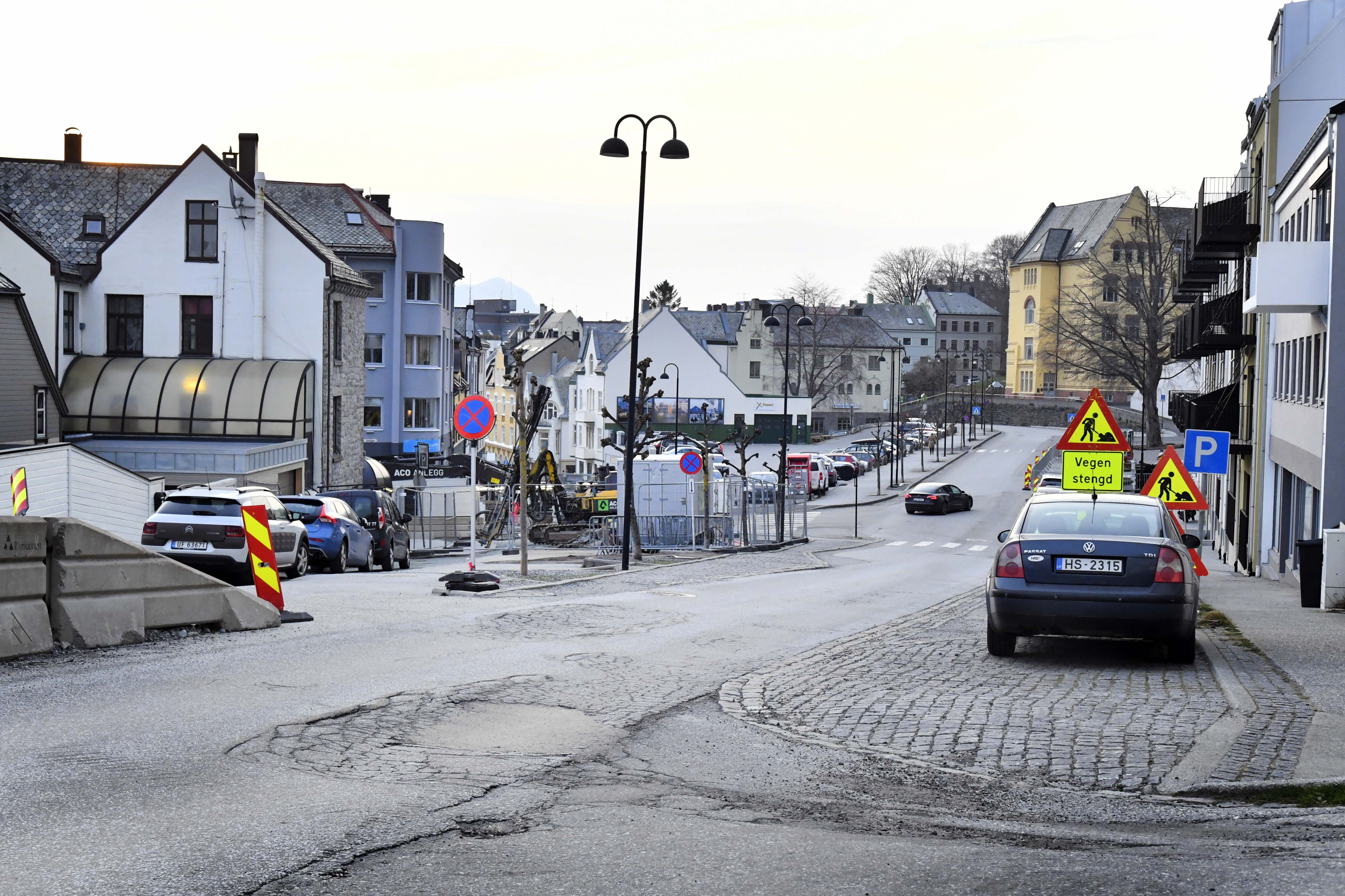 Foreløpig skal busser som kjører vestover mot sentrum bruke Storledbakken. Men kommunen opplyser at også der vil det bli gravearbeid, noe som vil tvinge fram en ny busstrasé også der, men dette er foreløpig noe opp og fram i tid.