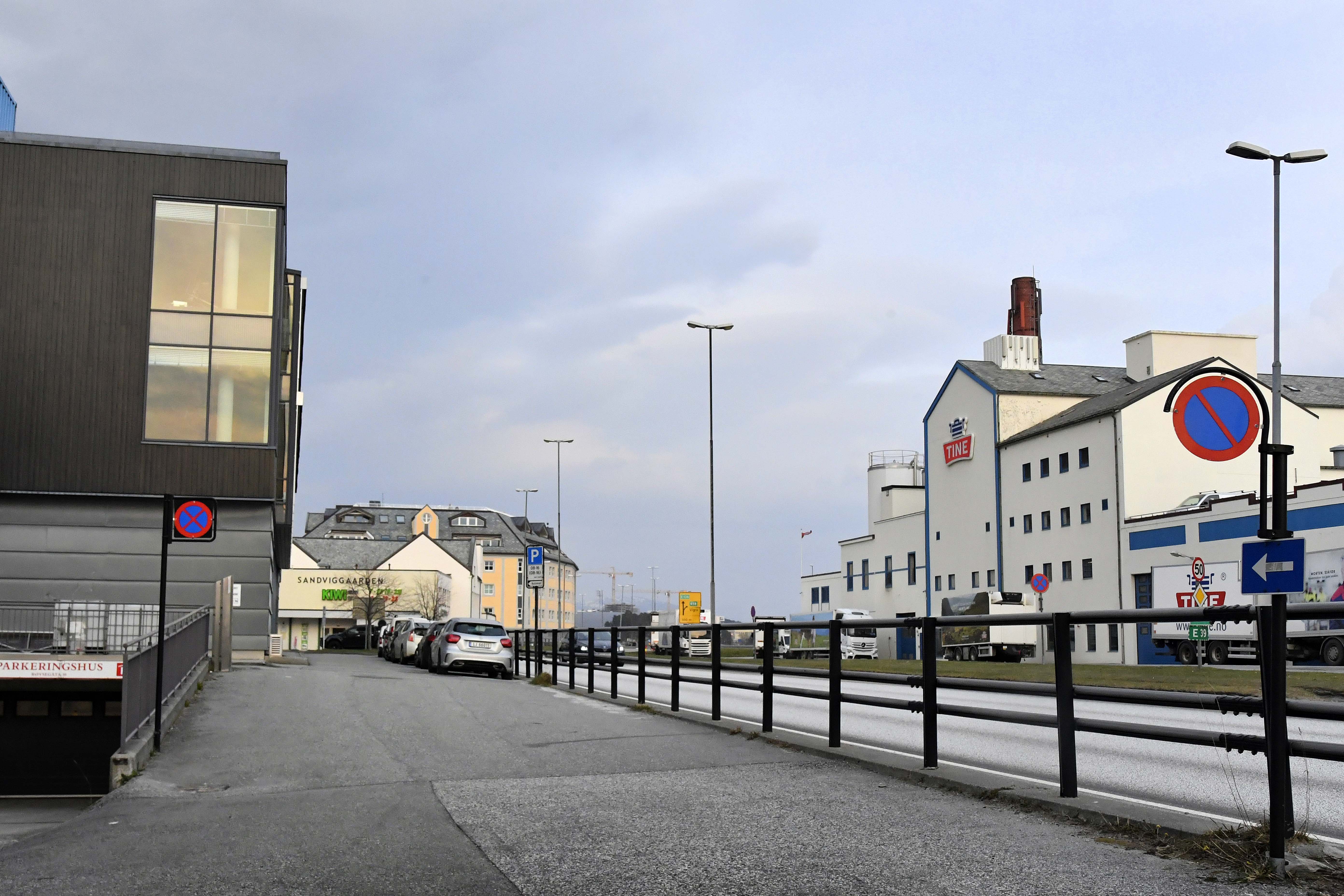 Det skal være mulig for biler å kjøre østover via denne enveiskjørte gata ved å kjøre ned Buholmgata. Da kan en kjøre østover til Sundgata.