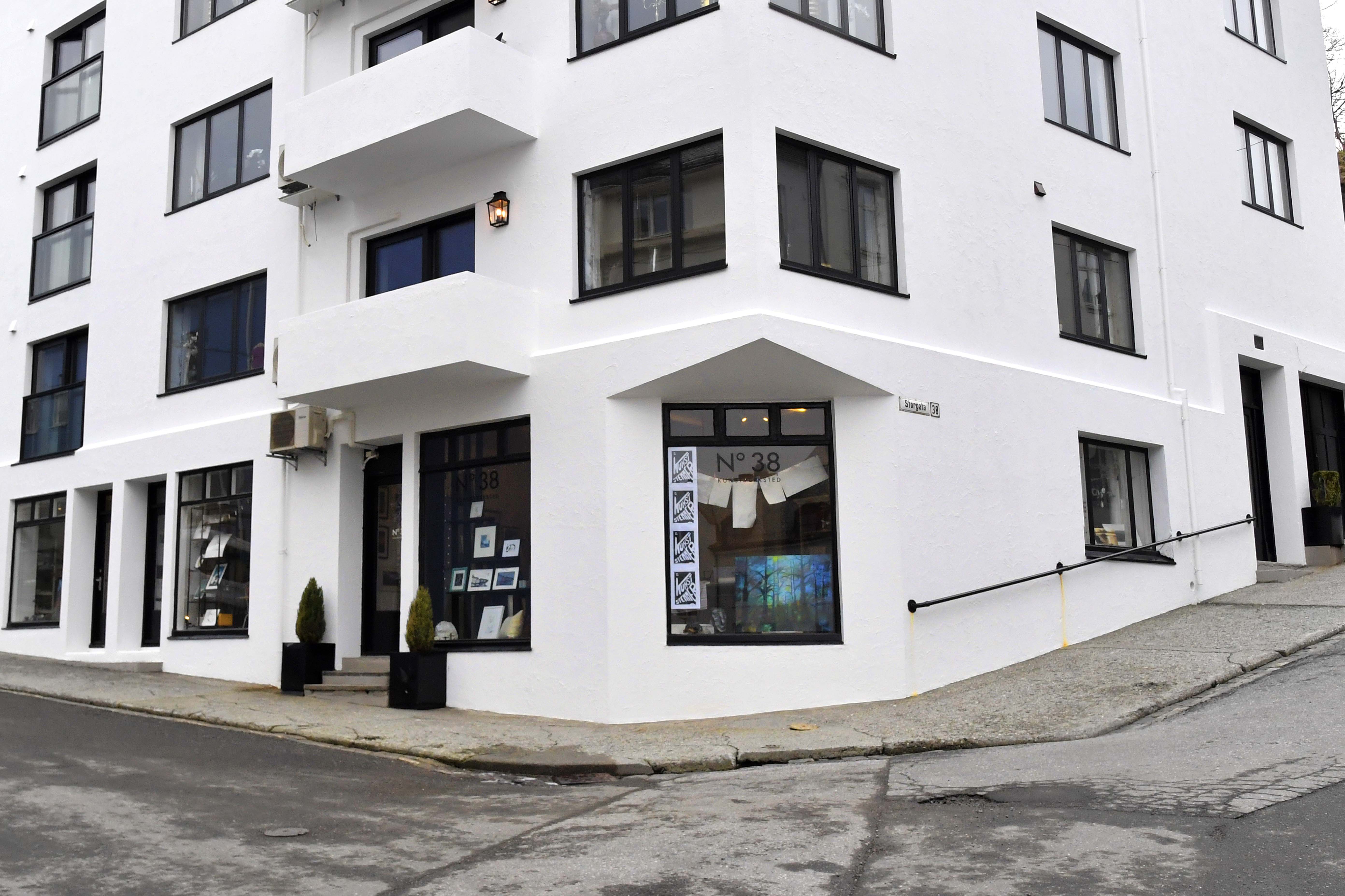 I hjørnehuset Storgata - Sorenskriver Bulls gate holder kunstnerfellesskapet No38 hus. Og det er her Grete Karin Slinning skal lære bort teknikker og gleden ved selvprodusert kunst.