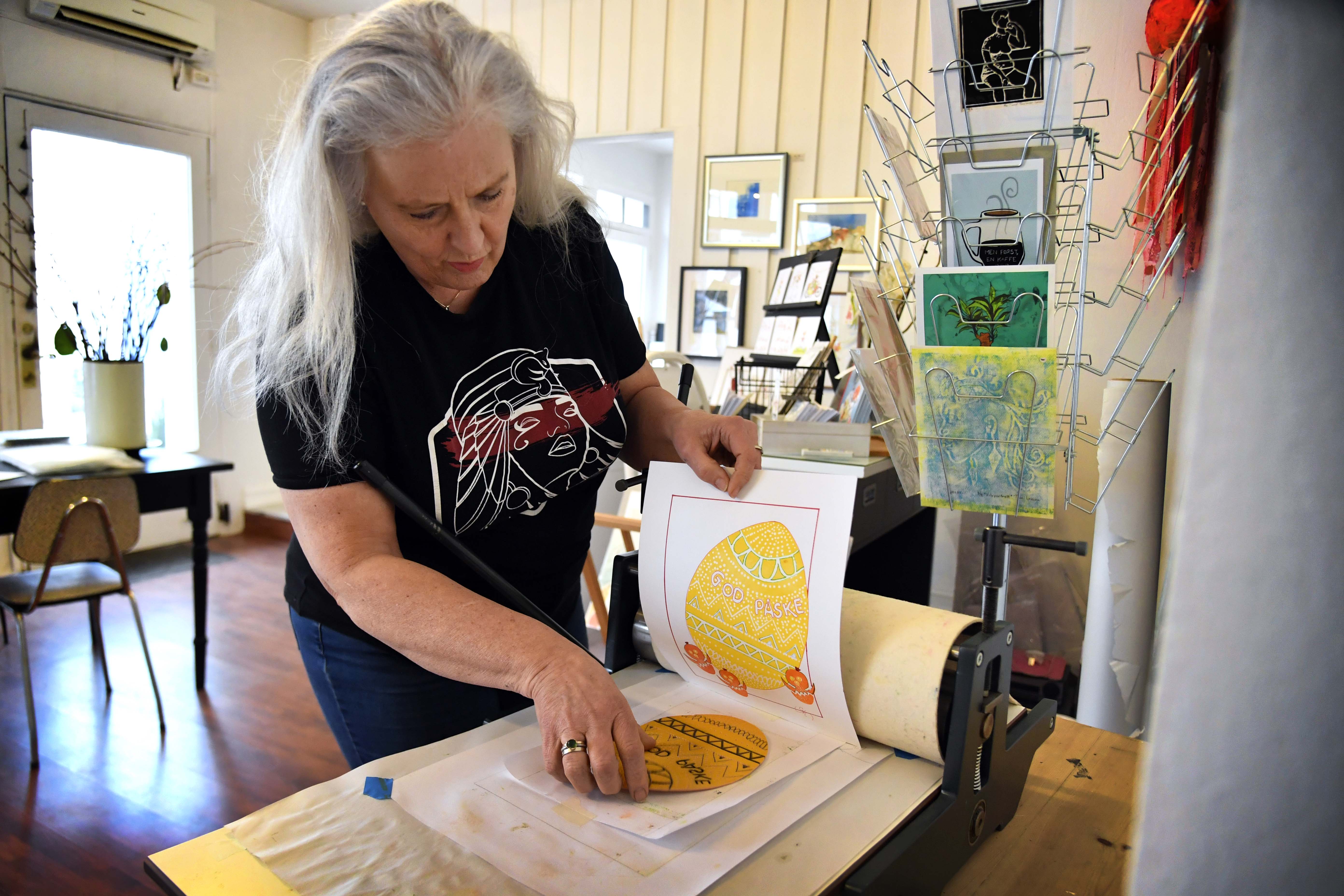 Trykk av motiver er en av teknikkene Grete Karin Slinning skal lære bort til de unge kursdeltagerne.