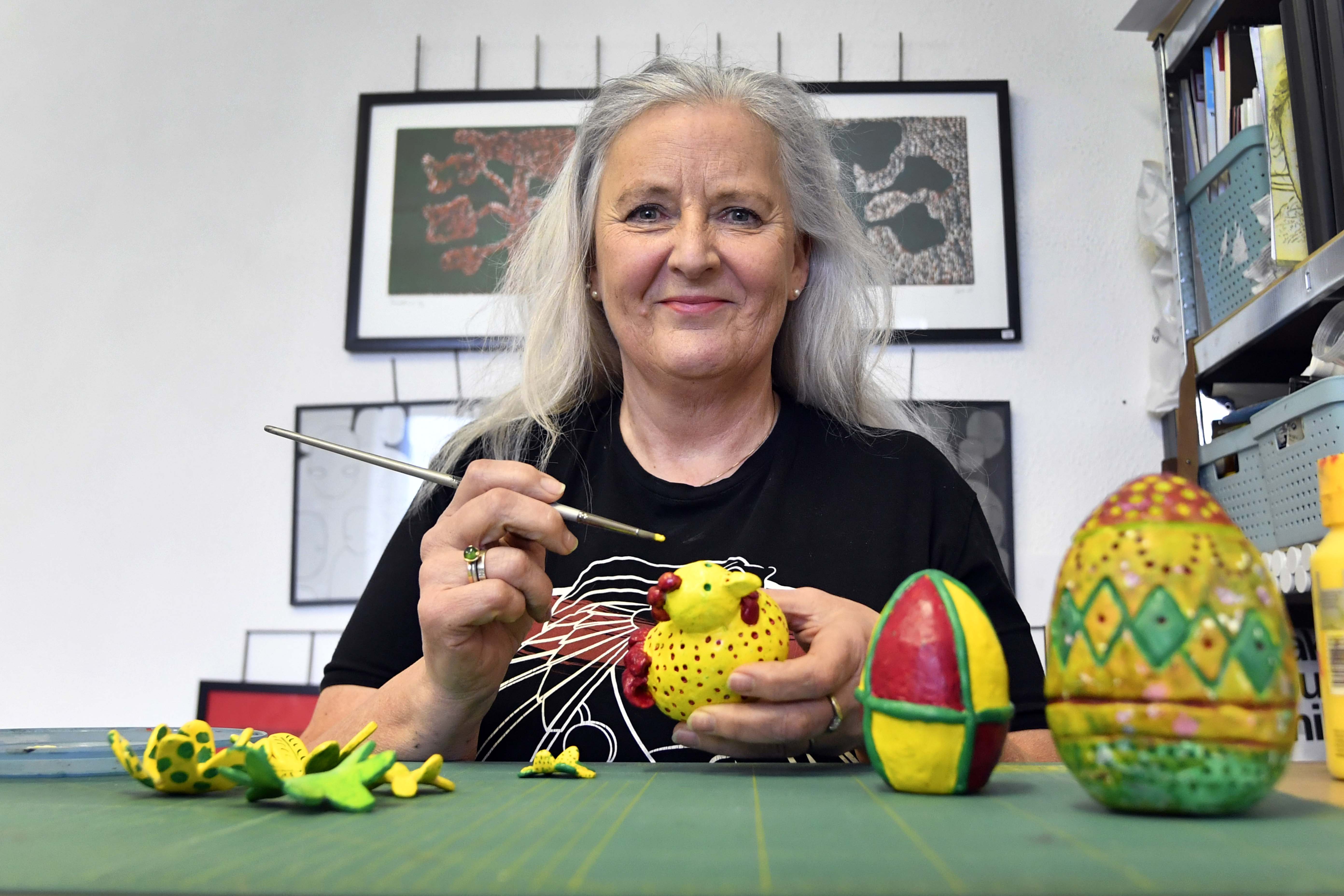 Når figurene har tørka, og blitt harde, da kan fargene komme på. Og gult er jo kult når påska står for døra.