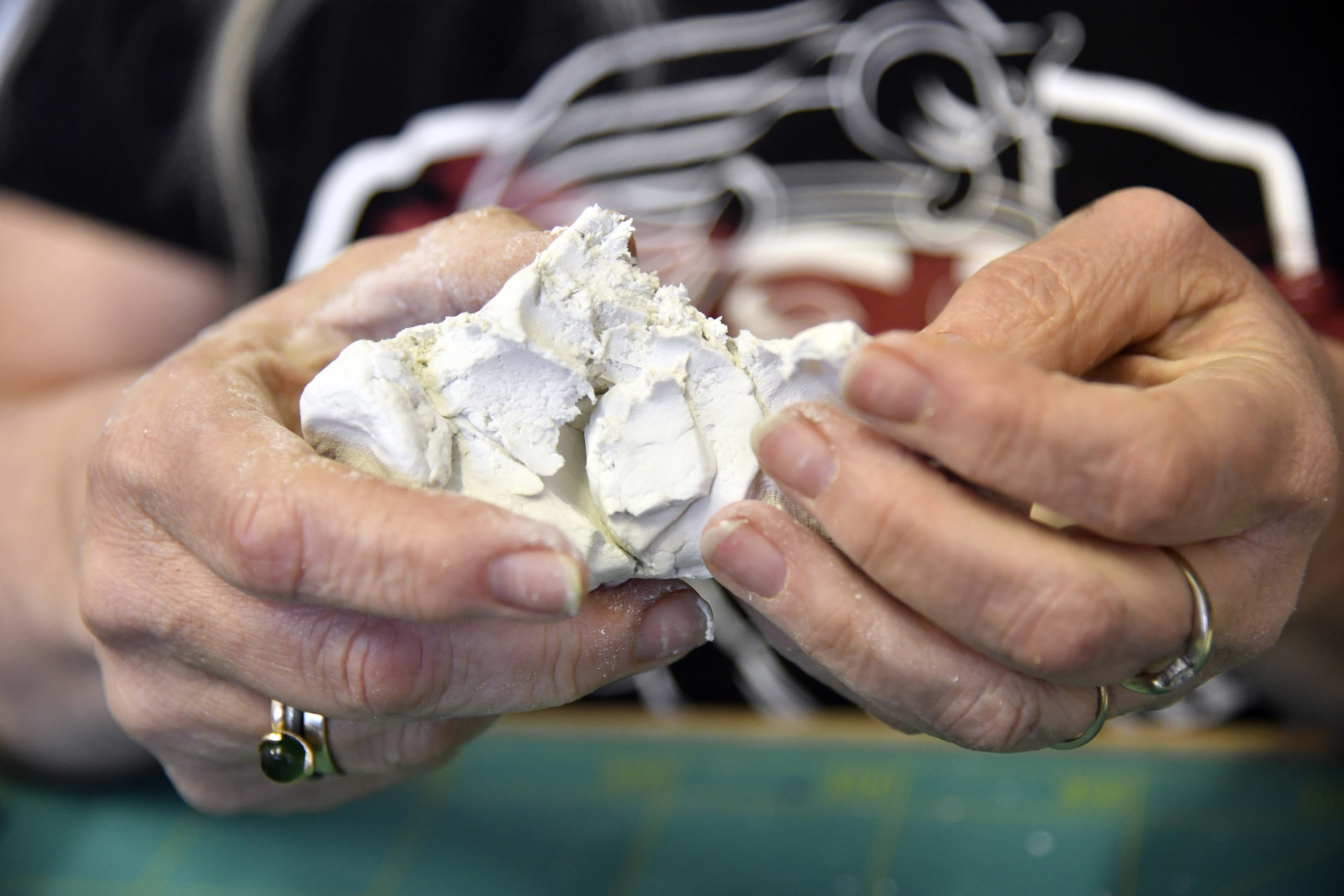 -Selvtørkende leire er grei å jobbe med. Og en trenger ikke ovn, sier Grete Karin.