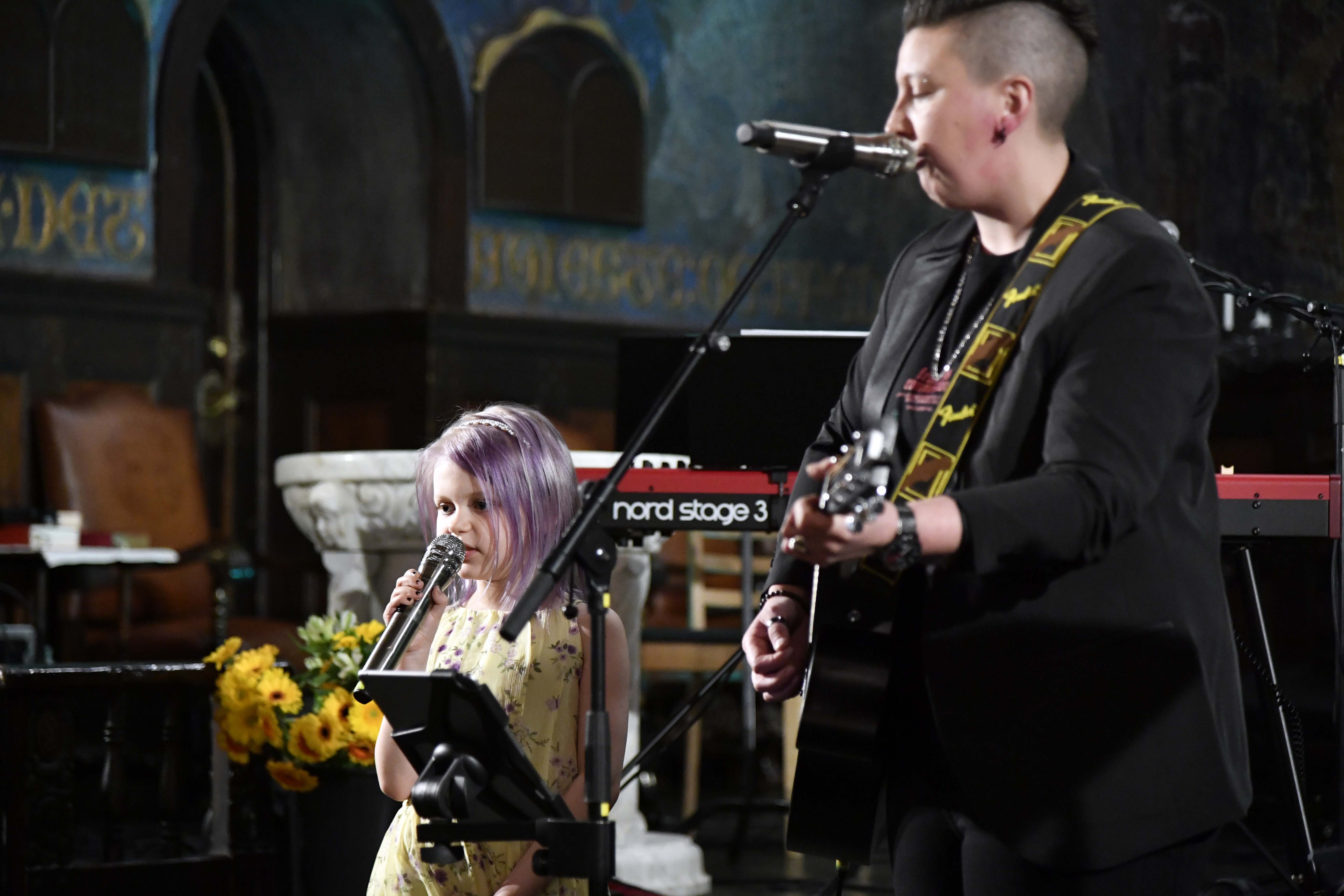 LIZZ og Eira - "Hjerter for Ukraina" i Ålesund kirke.