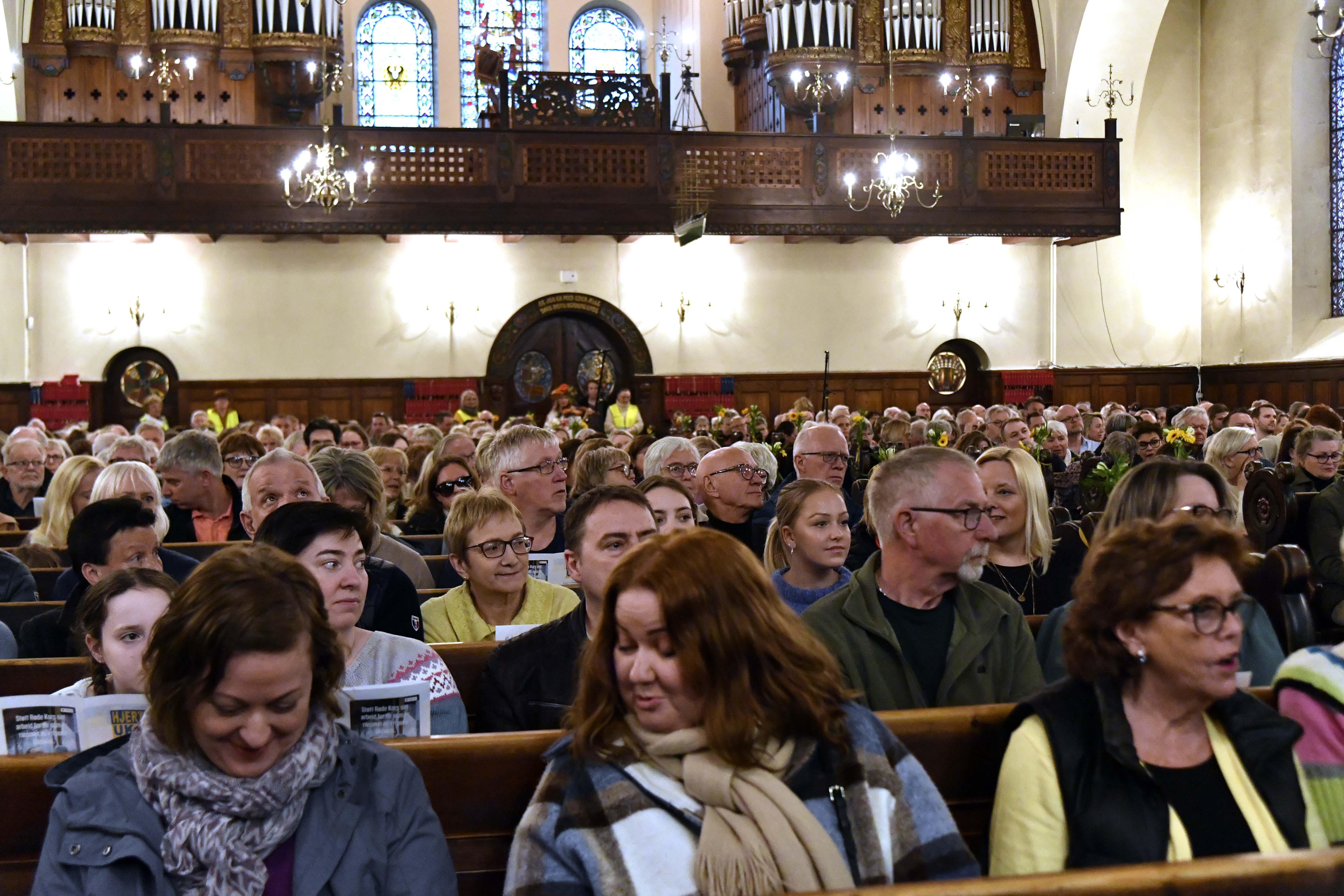 Full kirke under "Hjerter for Ukraina" i Ålesund kirke.