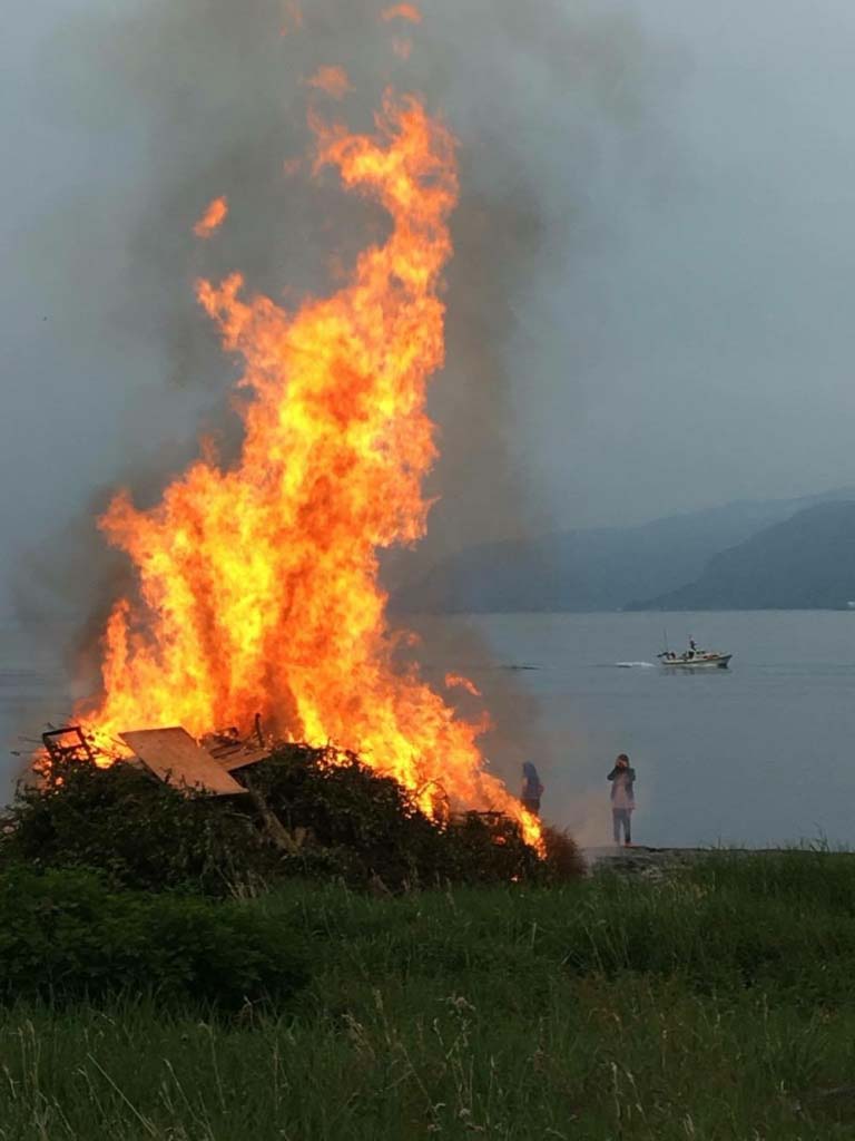 Sankthanskvelden feires med bål i fjøra på hele Sunnmøre. Her fra Godøya i Giske kommune.