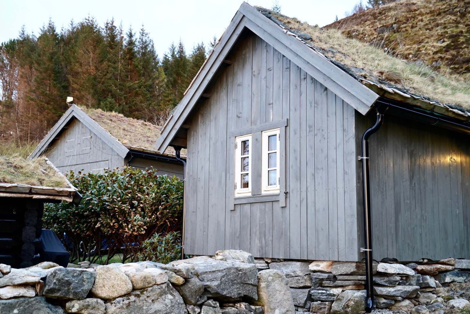 Ett av de sju husene på tunet rommer dusj og toaletter, for det finner du ikke på Stabburet der du sover. Hvor sjarmerende er ikke det?