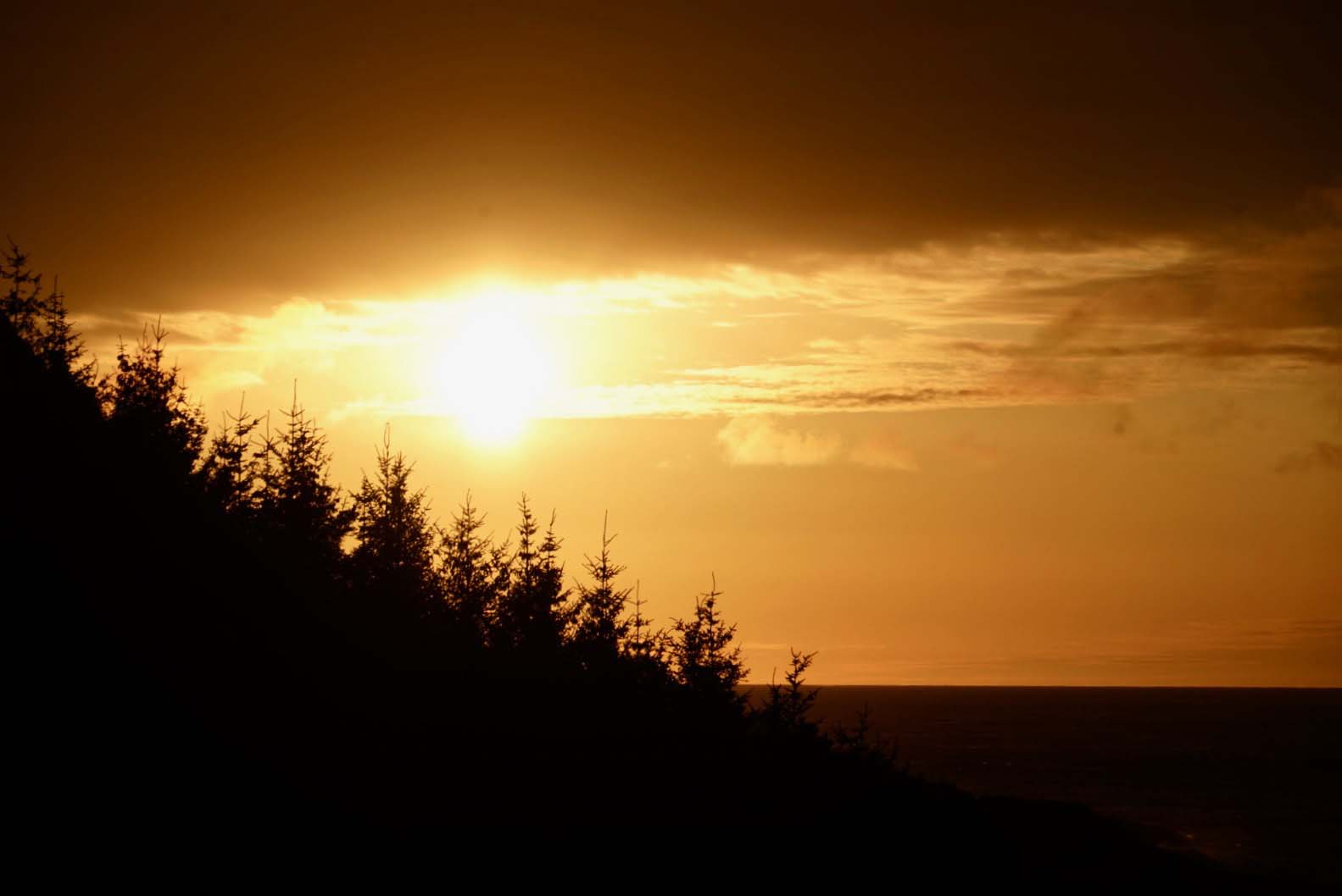 Sola går ned i havet