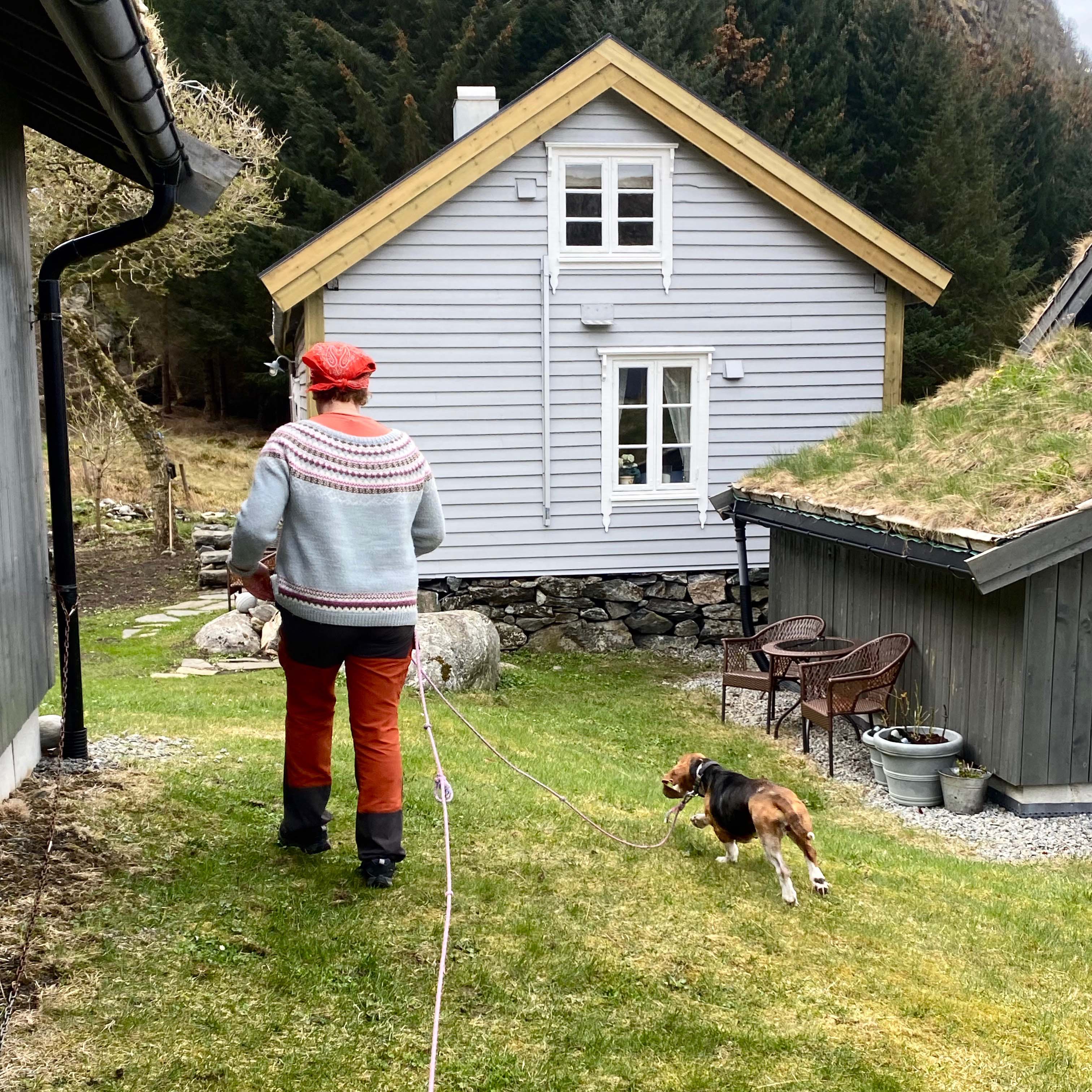 På vei til hovedhuset som de både leier ut, men også bruker selv så ofte som mulig.