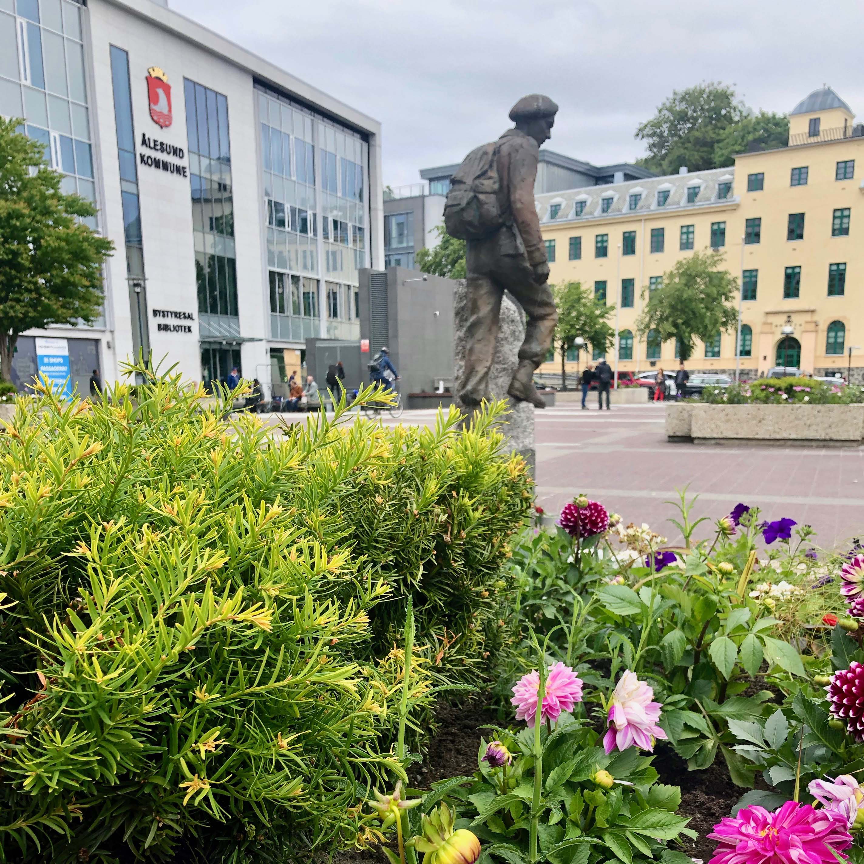 Rådhusplassen i Ålesund er perfekt for de minste som trenger å løpe av seg litt energi!