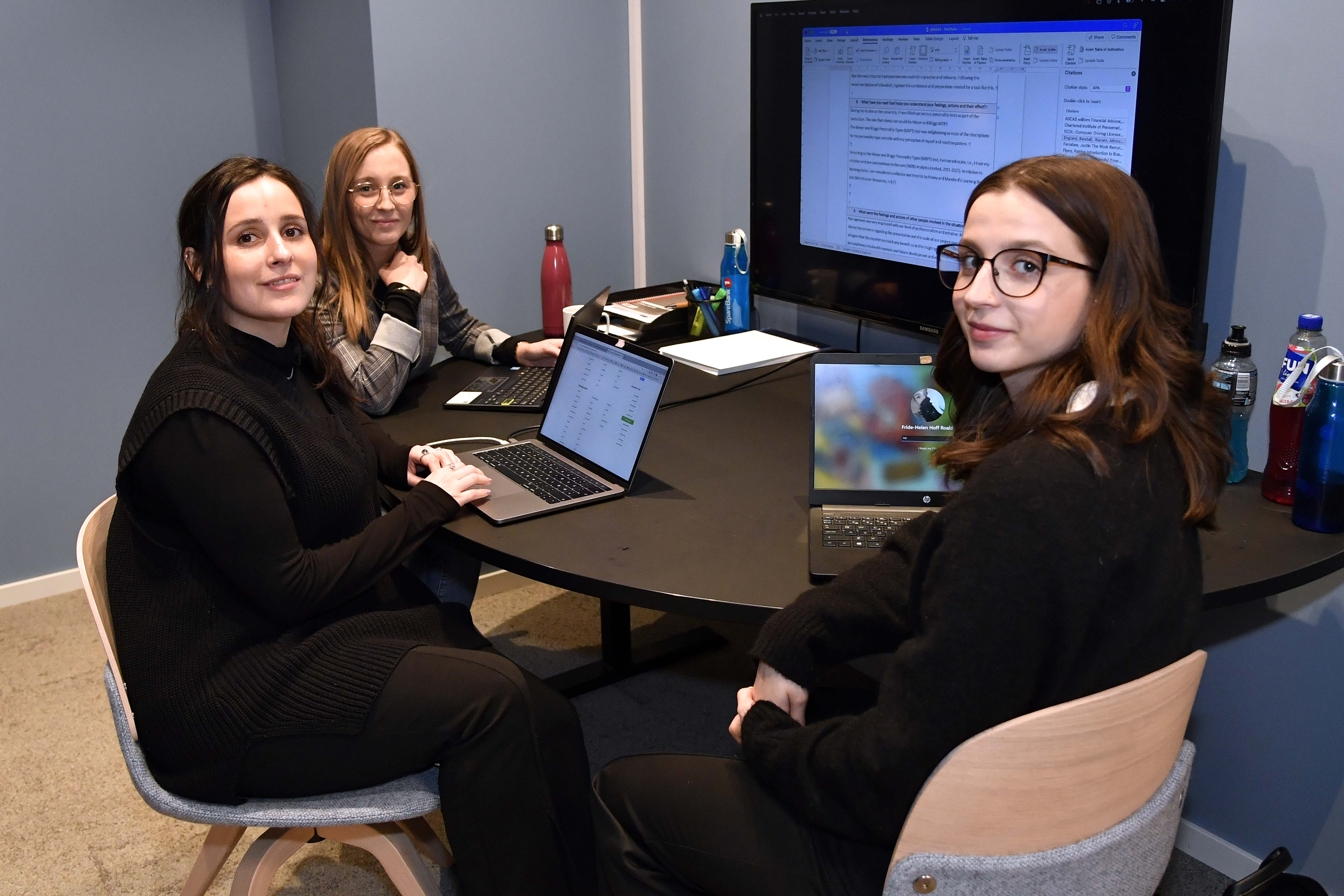 Elena Rebecca Pedersen (i midten) og søstrene Karolina og Fride Helen Hoff Roald (t.h) er alle fra Ålesund og studerer sammen på University og Chester i England. Nå har de tre uker bak seg som utplasserte i Sparebank1 SMN på St. Olavs plass. To uker gjenstår i banken, der de blant annet har laget markedsundersøkelser.