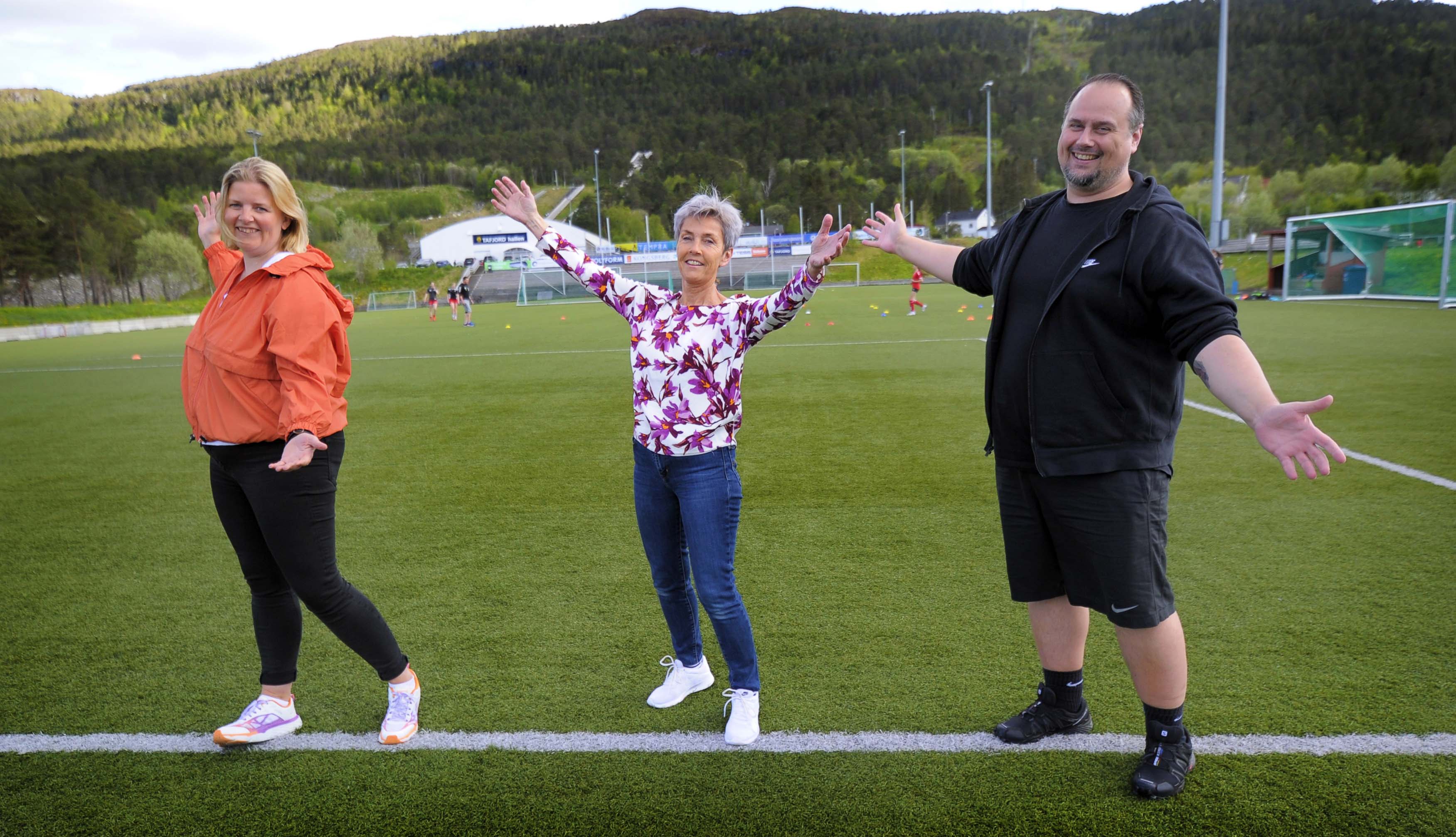 Birthe Heltne, Britt Jorunn Blindheim og Carsten Nielsen utgjør den lokale organisasjonskomiteen som ønsker velkommen til Spjelkavik stadion 11. og 12. juni.