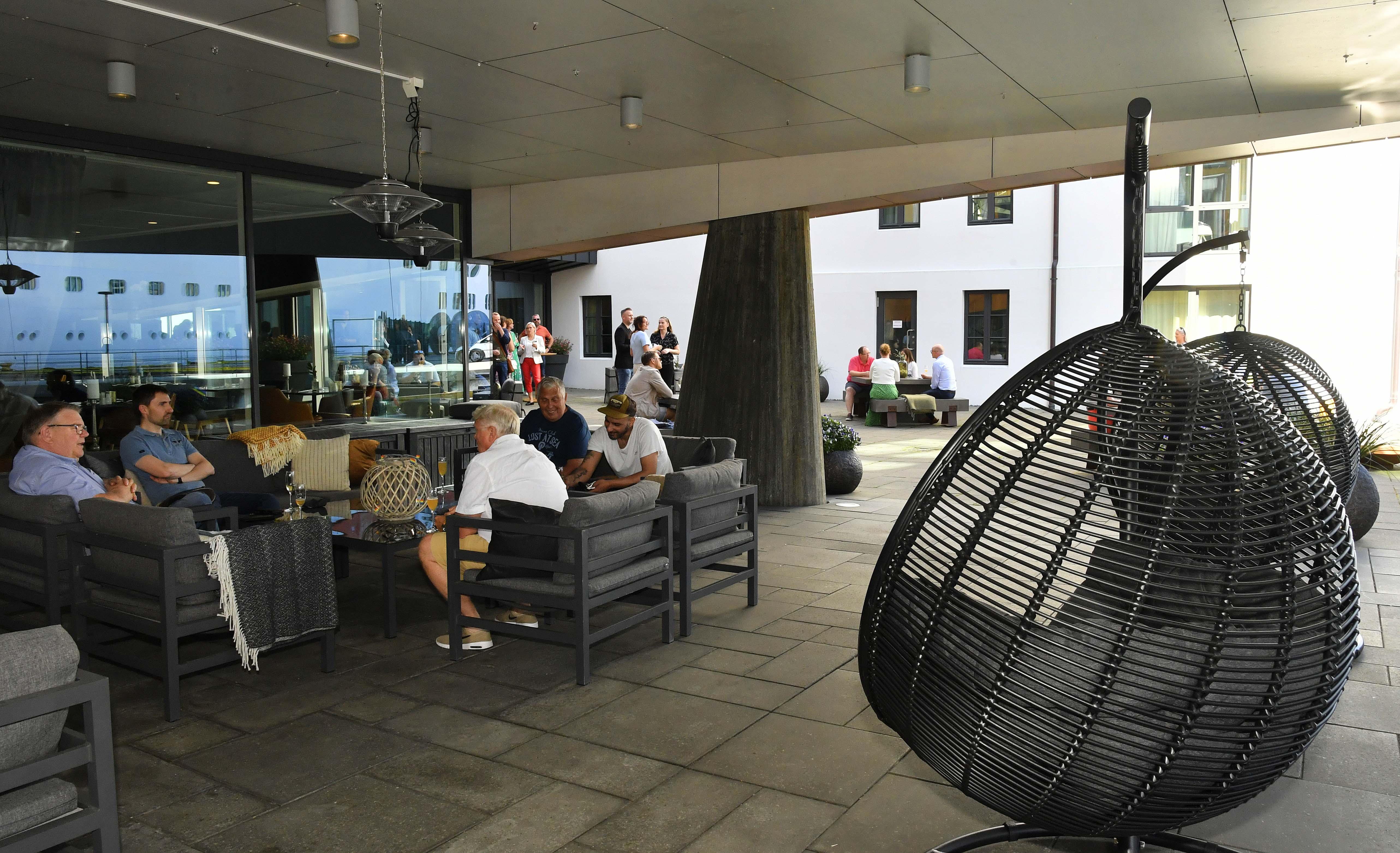 Sørsida Bar & Restaurant har et stort uteareale, og en utvidelse er på planen. Sofagrupper, hengestoler ved kaikanten, bålpanne og sittegrupper er blant det en finner på kaia.