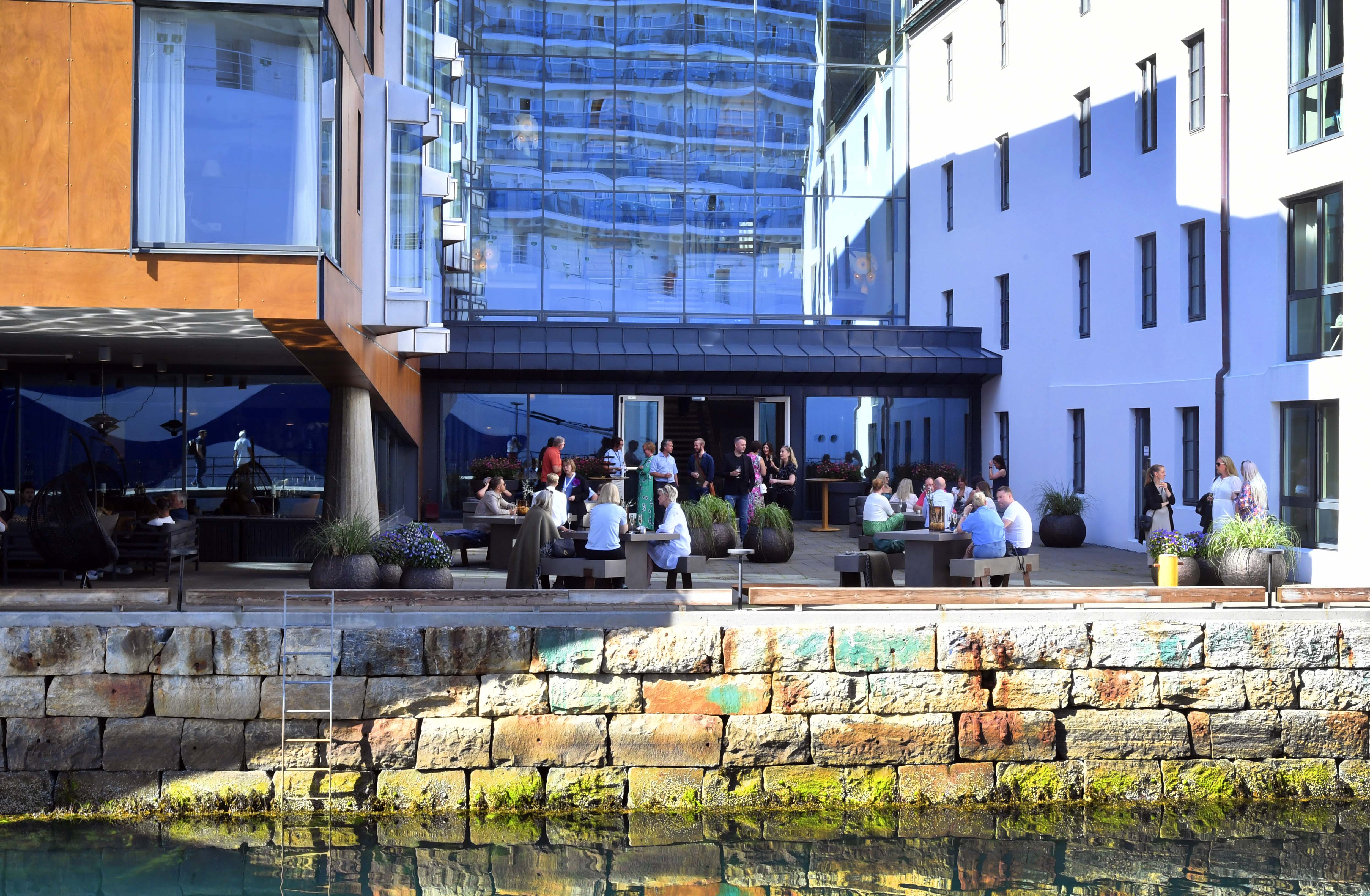 Sørsida Bar & Restaurant ligger idyllisk og lunt til ved kaikanten.