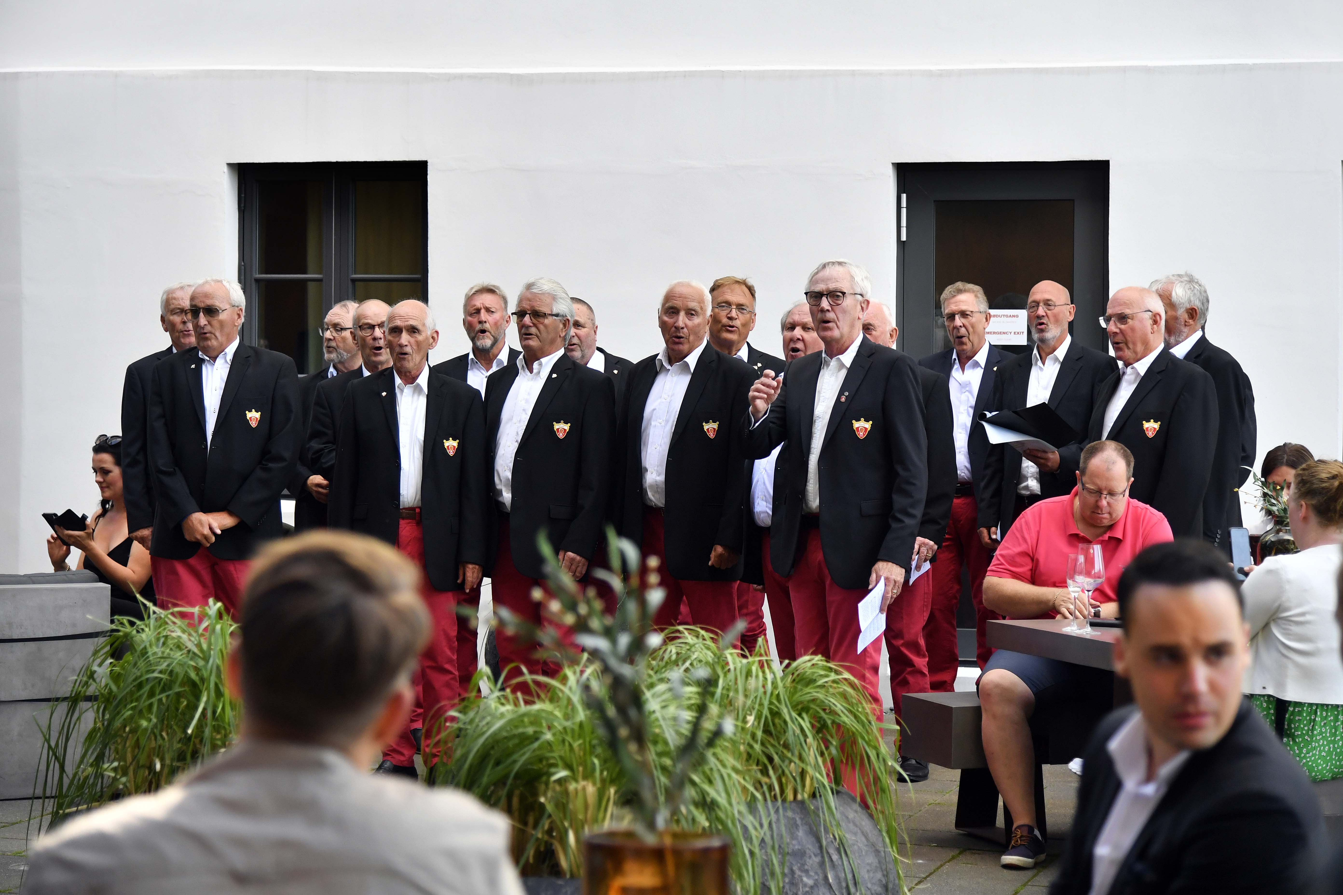 Mannskoret Dovre er et tradisjonsrikt kor i Ålesund. Torsdag sang de for gjestene hos Sørsida Bar & Restaurant.