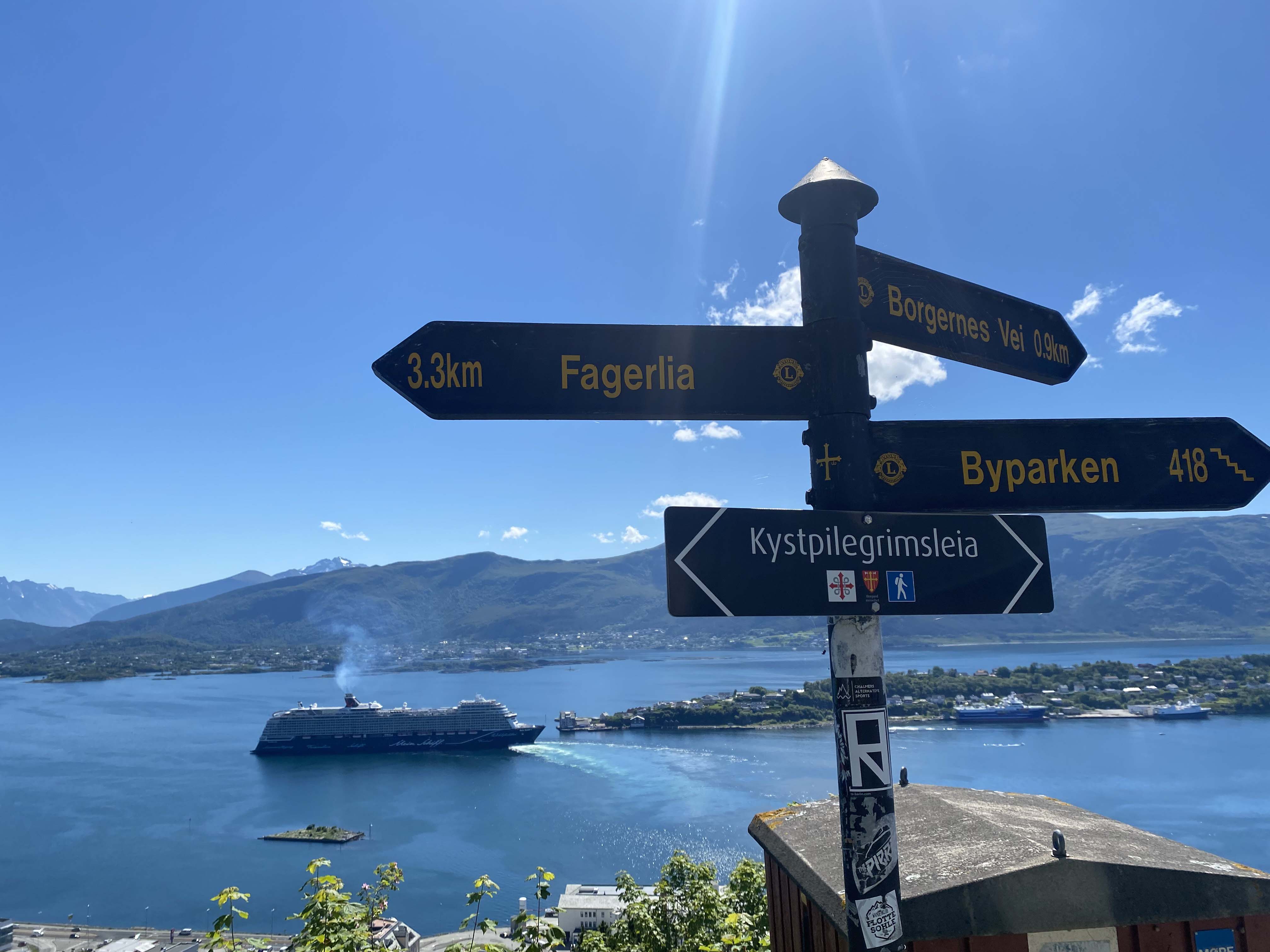 Fra Byparken kan du ta turen opp for å nyte en nydelig utsikt fra Aksla