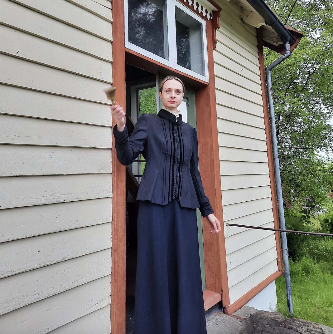 Rikke Dyb Støyva er formidler i Viti, men denne sommaren hun også lærær i Norddalskulen frå 1889.  Foto: Ane Havnegjerde / Viti