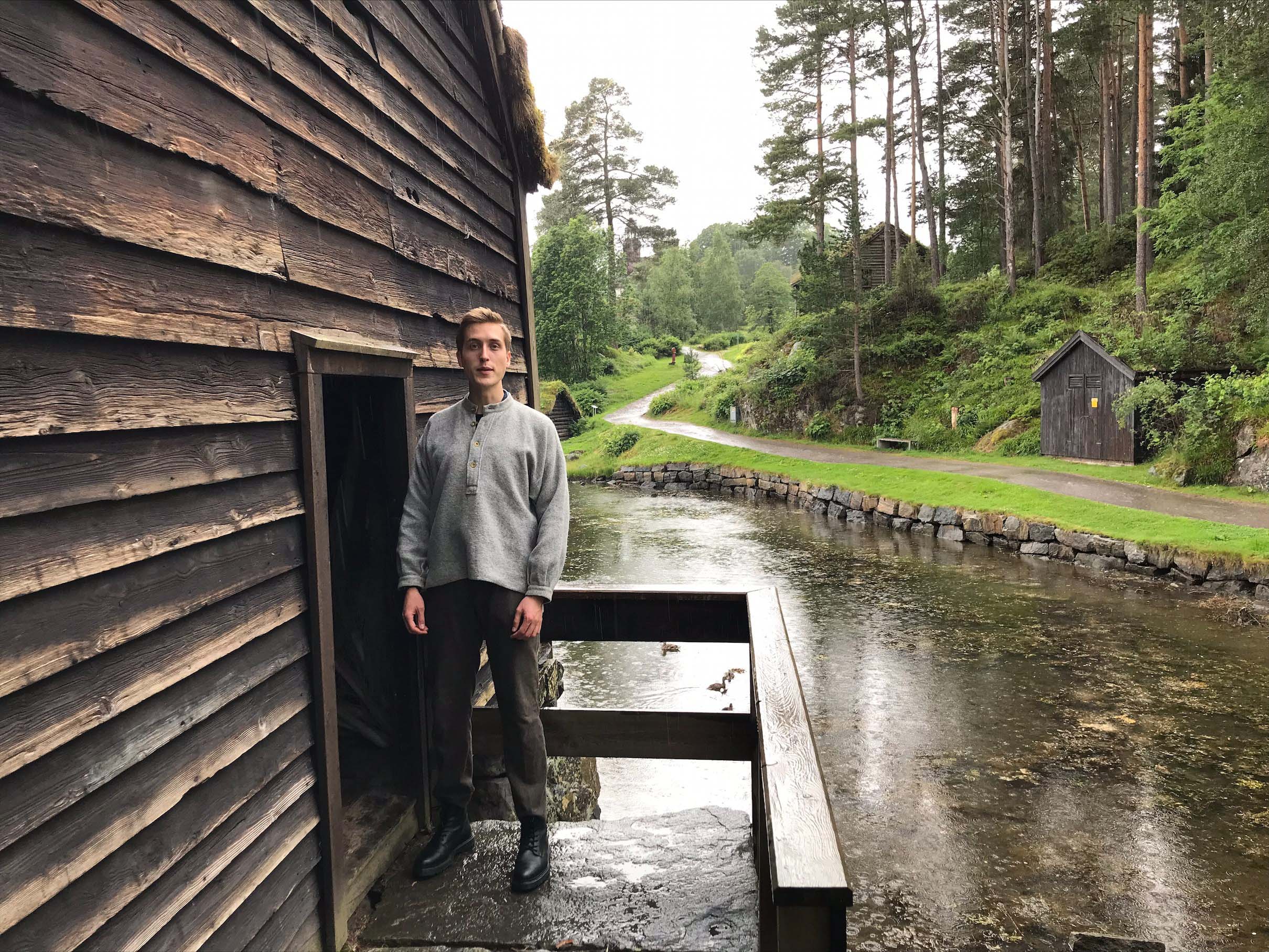 Markus Rønneberg har fått sommarjobb ved museet. Her har han “flytta inn” i Fjordmannstova fra 1868. Foto: Rikke D. Støyva / Viti
