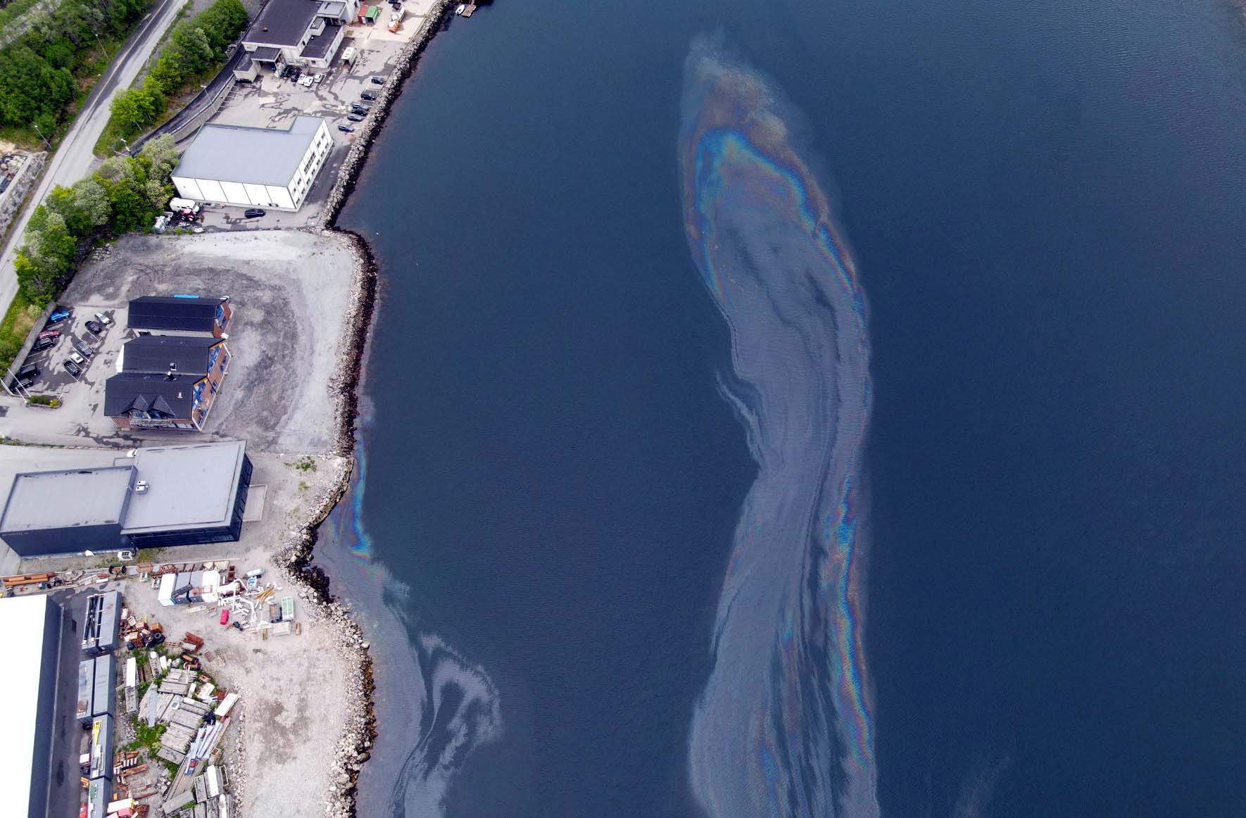 her har Ålesund brannvesen brukt drone for å se hvor et felt med oljesøl tar veien.