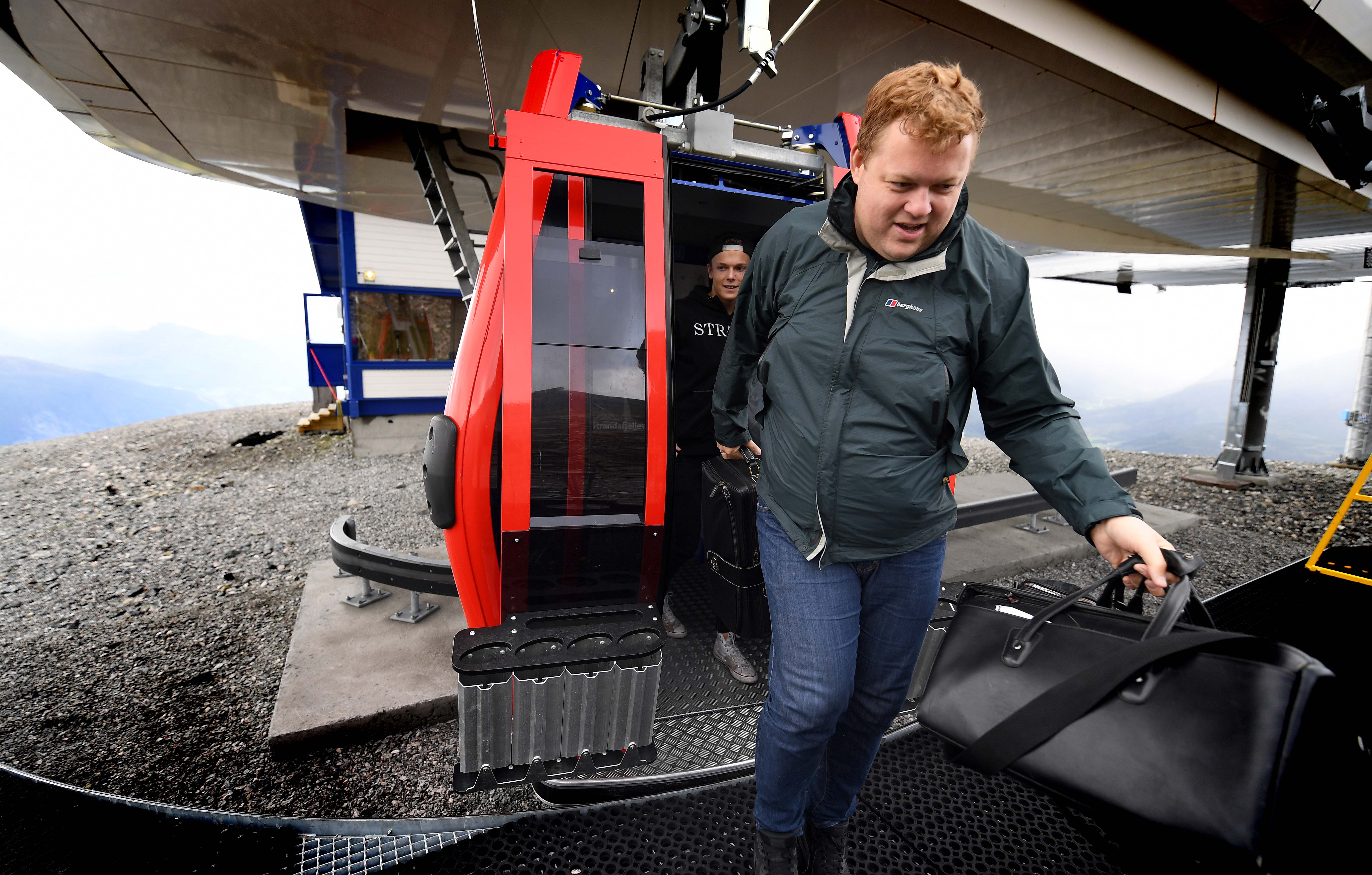 Rune Bergmann er høyt og lavt som dirigent. Her på vei til Fjord Cadensa konsert på Strandafjellet.