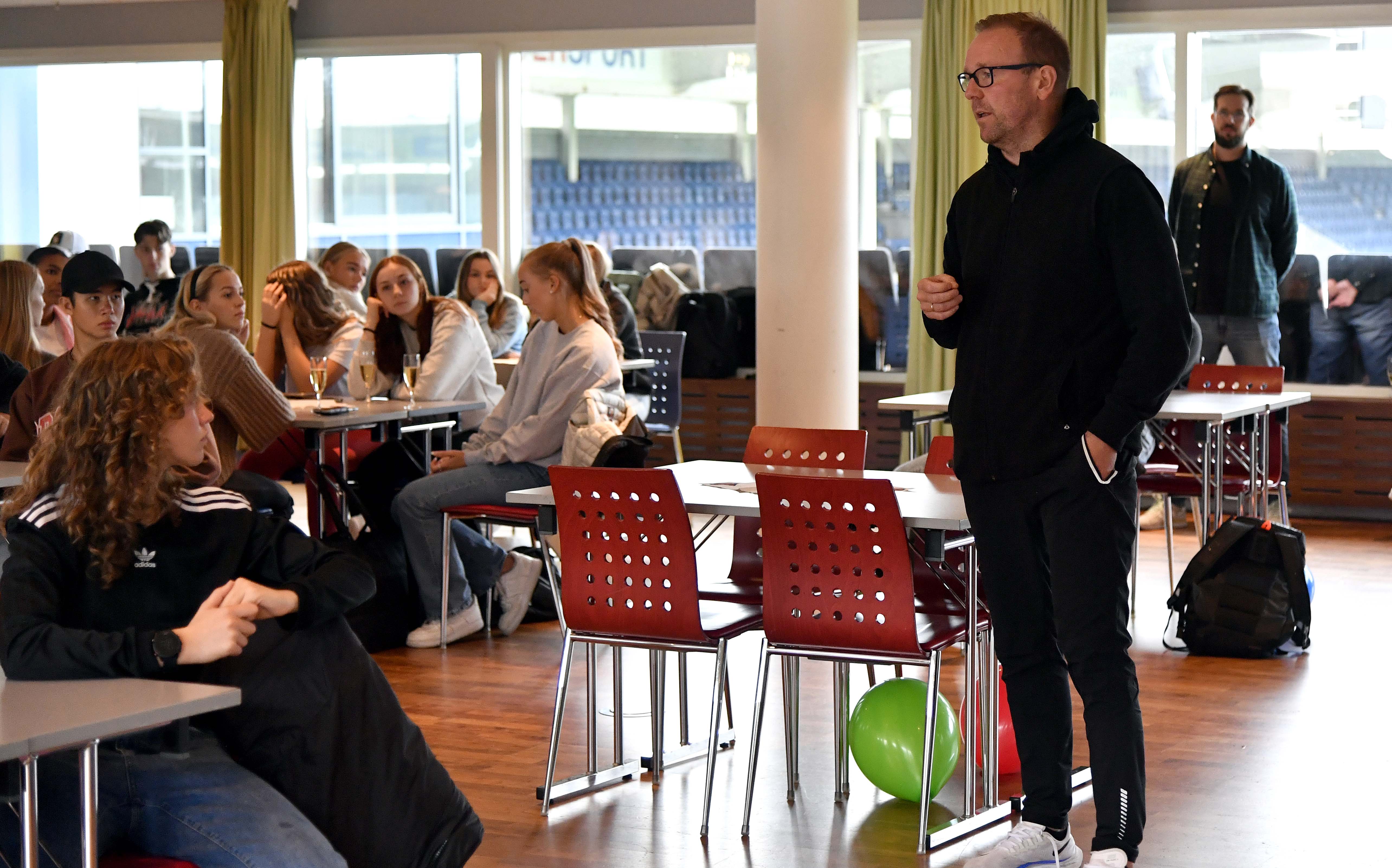 Utviklingssjef i AaFK, Sindre Eide ønsket skolen og elevene velkommen til stadion, og slo fast at de har bedre utsikt enn ledelsen i AaFK har fra sine kontorer.
