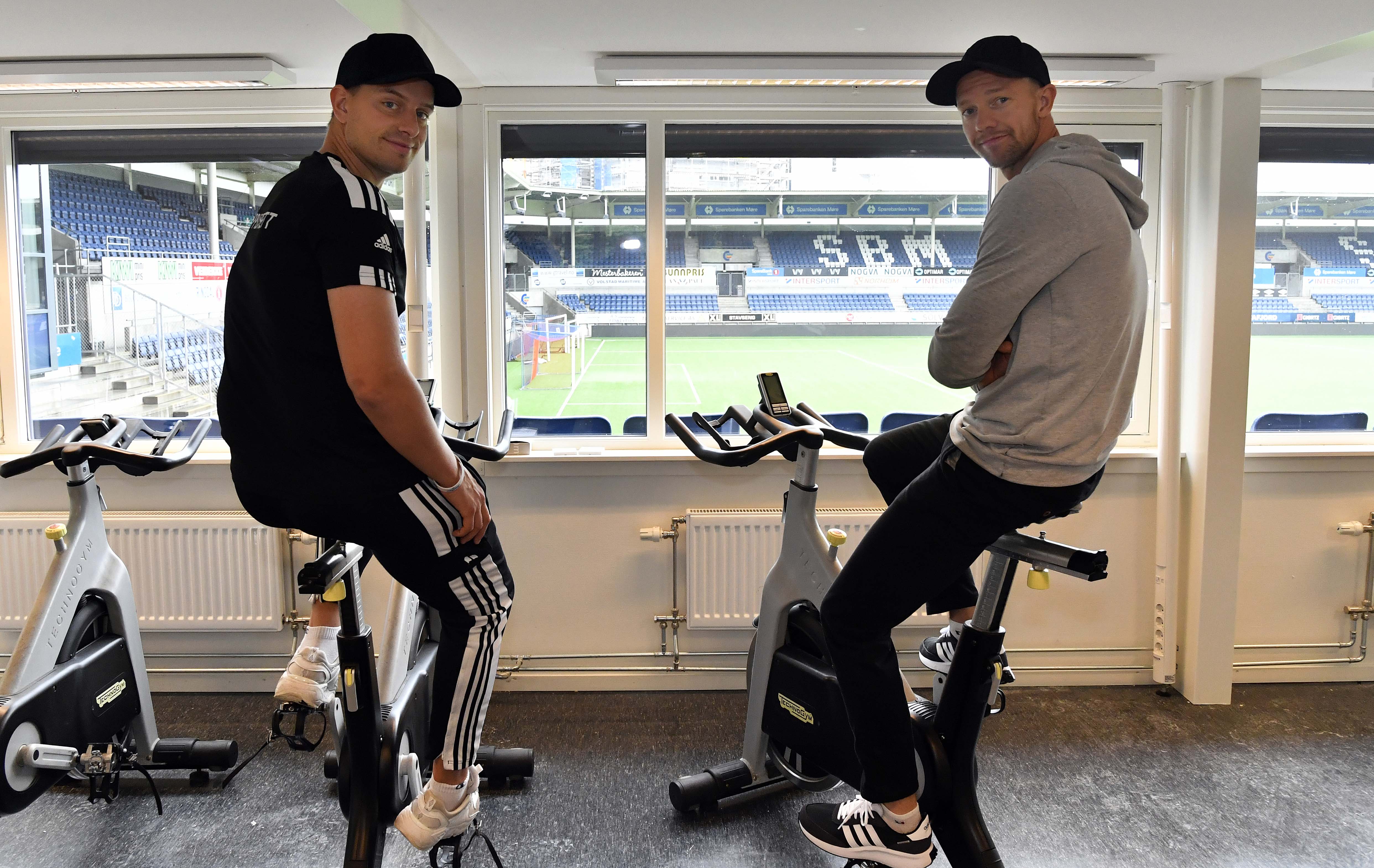 -Her kan en sitte og sykle til en flott utsikt, sier Jonas Grønner (t.v), og tar plass på en av syklene sammen med den tidligere AaFK-proffen ”Orry”.