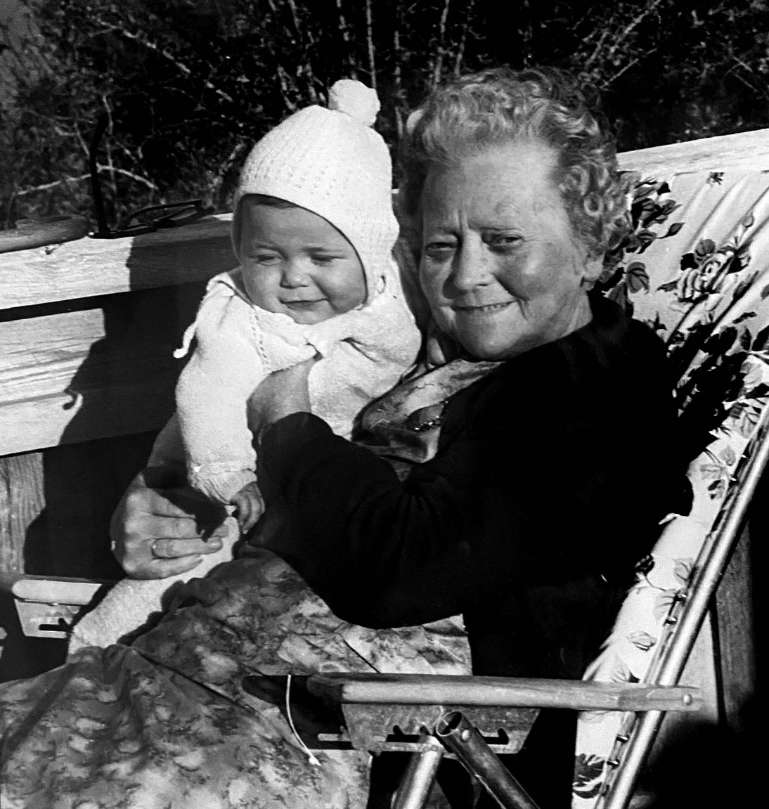 Jenny Honningdal, født Hatlehol, ble butikkeier allerede som 24-åring. Her sammen med barnebarnet Nils Ivar Honningdal, en av brødrene som i dag driver firmaet Jenny Hatlehol AS og Bytoget.