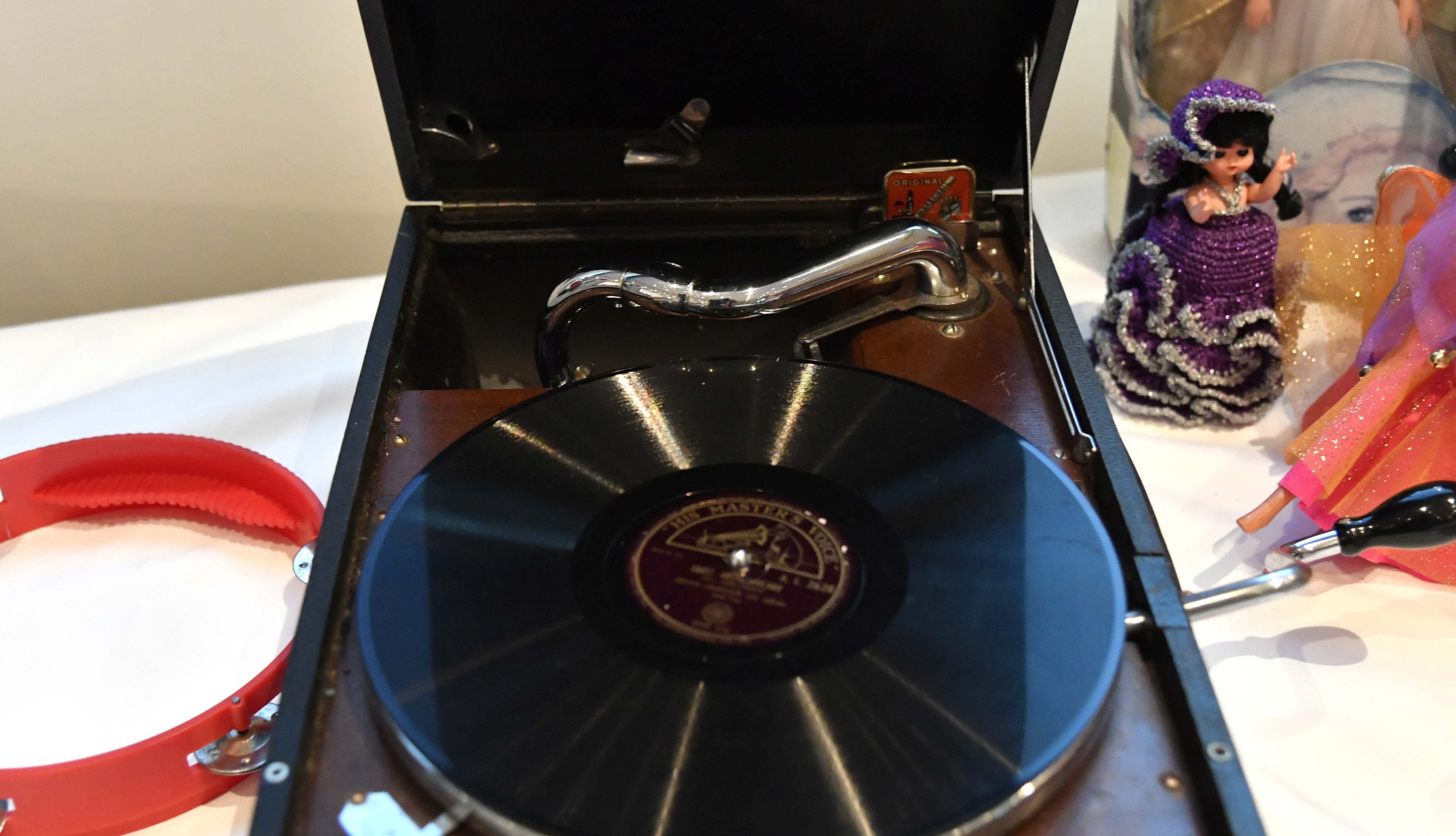 Gramafoner med og uten trakt, og tilhørende musikkplater var det første Jenny Hatlehol begynte å selge, allerede som 14-åring.