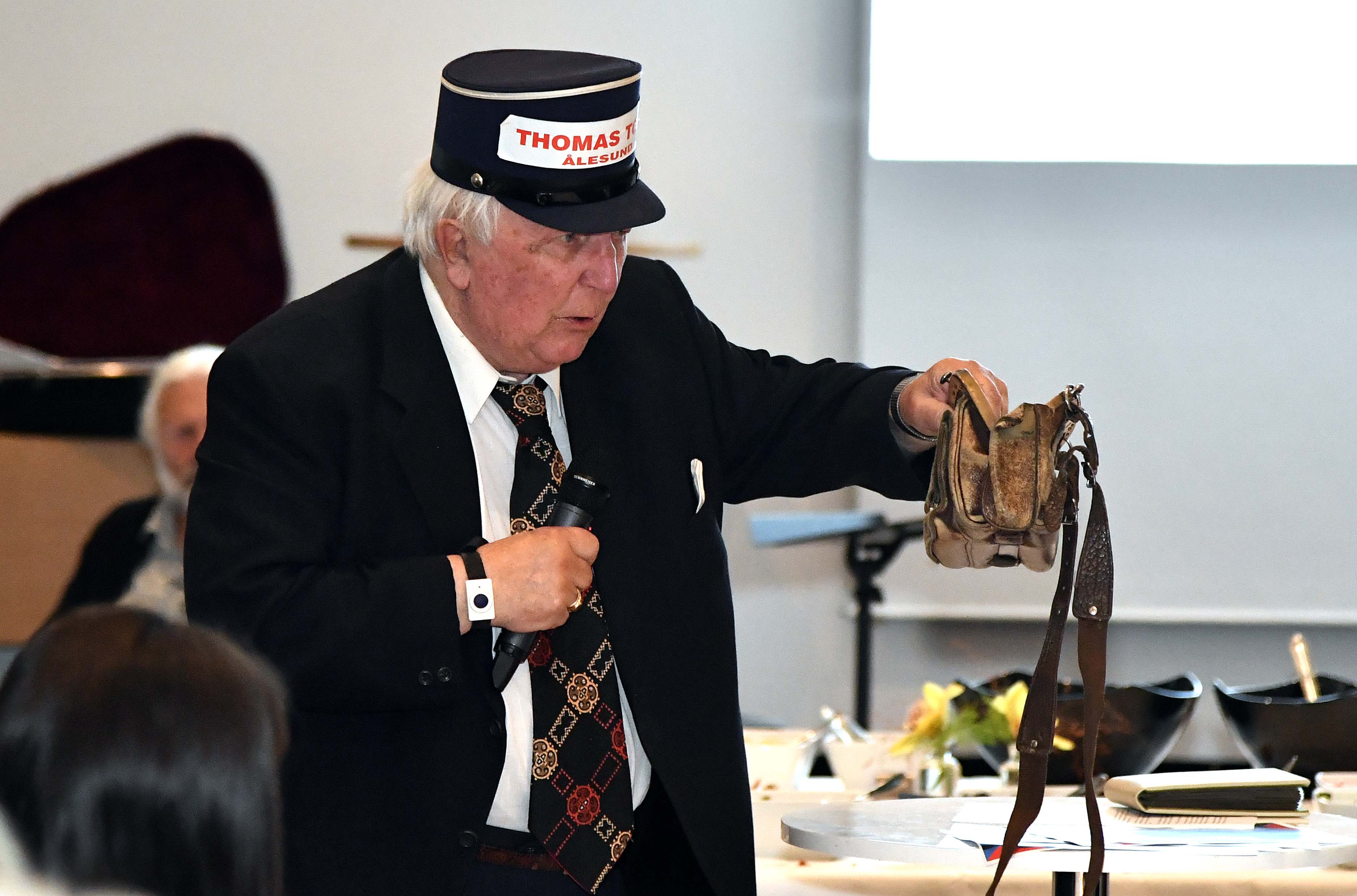 Jarle Honningdal med togførerhatten og billettørveska er det mange som husker i Ålesund, da han var aktiv togfører for Thomastoget.