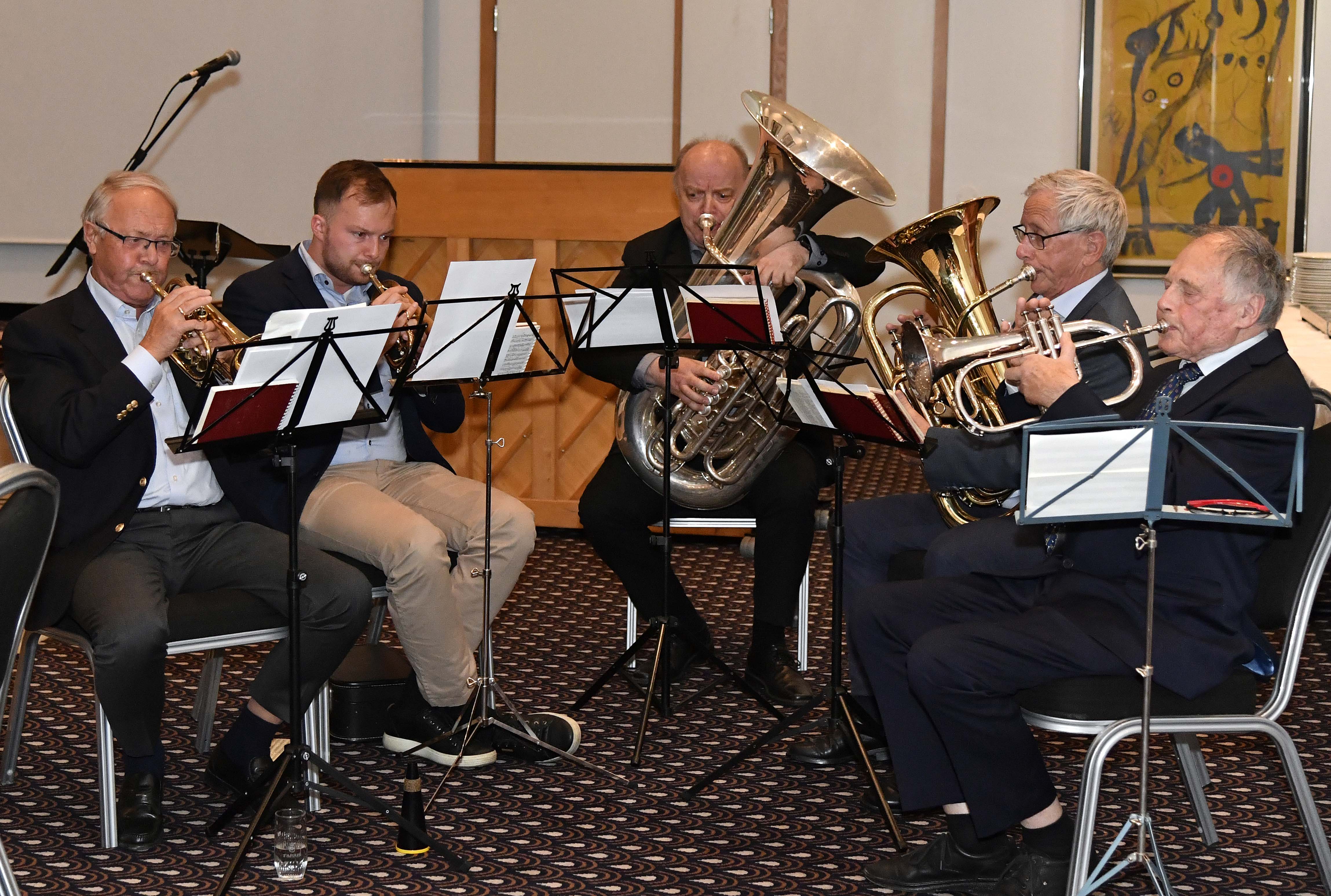 Siden Frelsesarmeen ikke lenger har en "strenggruppe" som spiller, ble det naturlig å ha med hornmusikk.