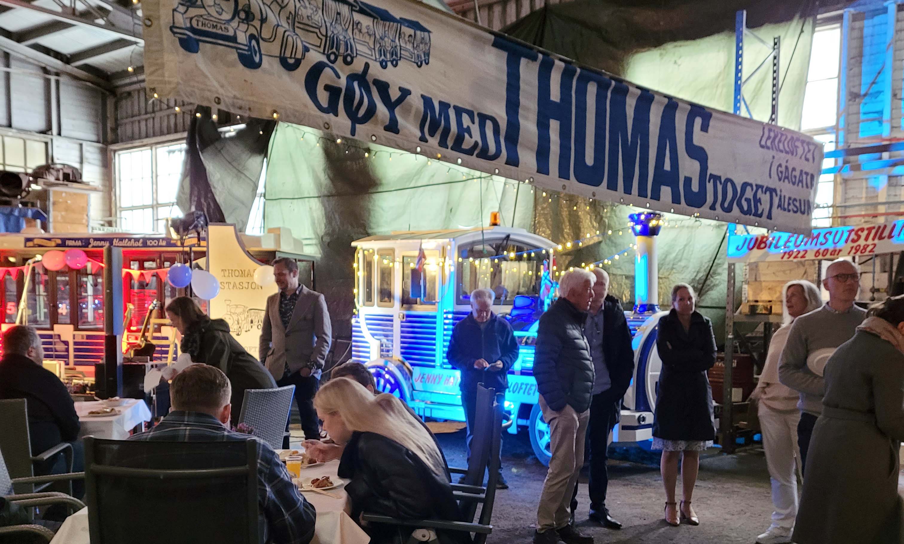 100-årsfeiringen startet med de ansatte i "toghallen" til Bytoget på Ljaaen i Steinvågen.