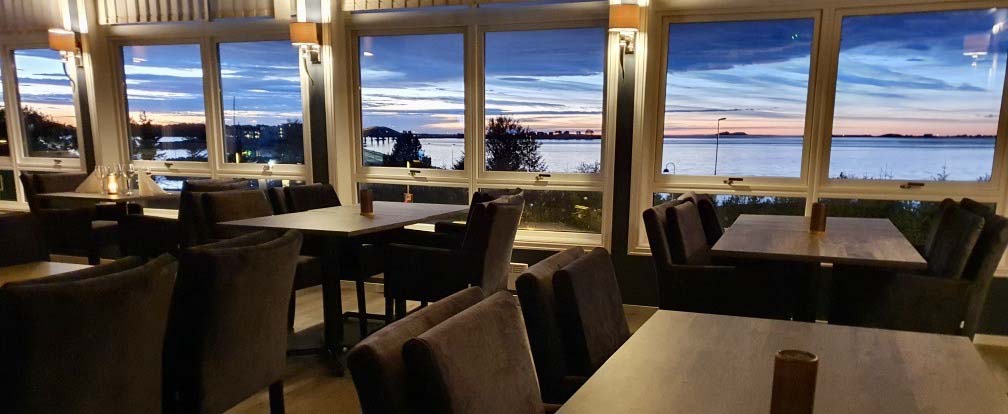 Selskapslokalene tilbyr panoramautsikt ut mot havgapet og Giske. Noe som er like sjarmerende ved solnedgang som når regnet pisker mot rutene.