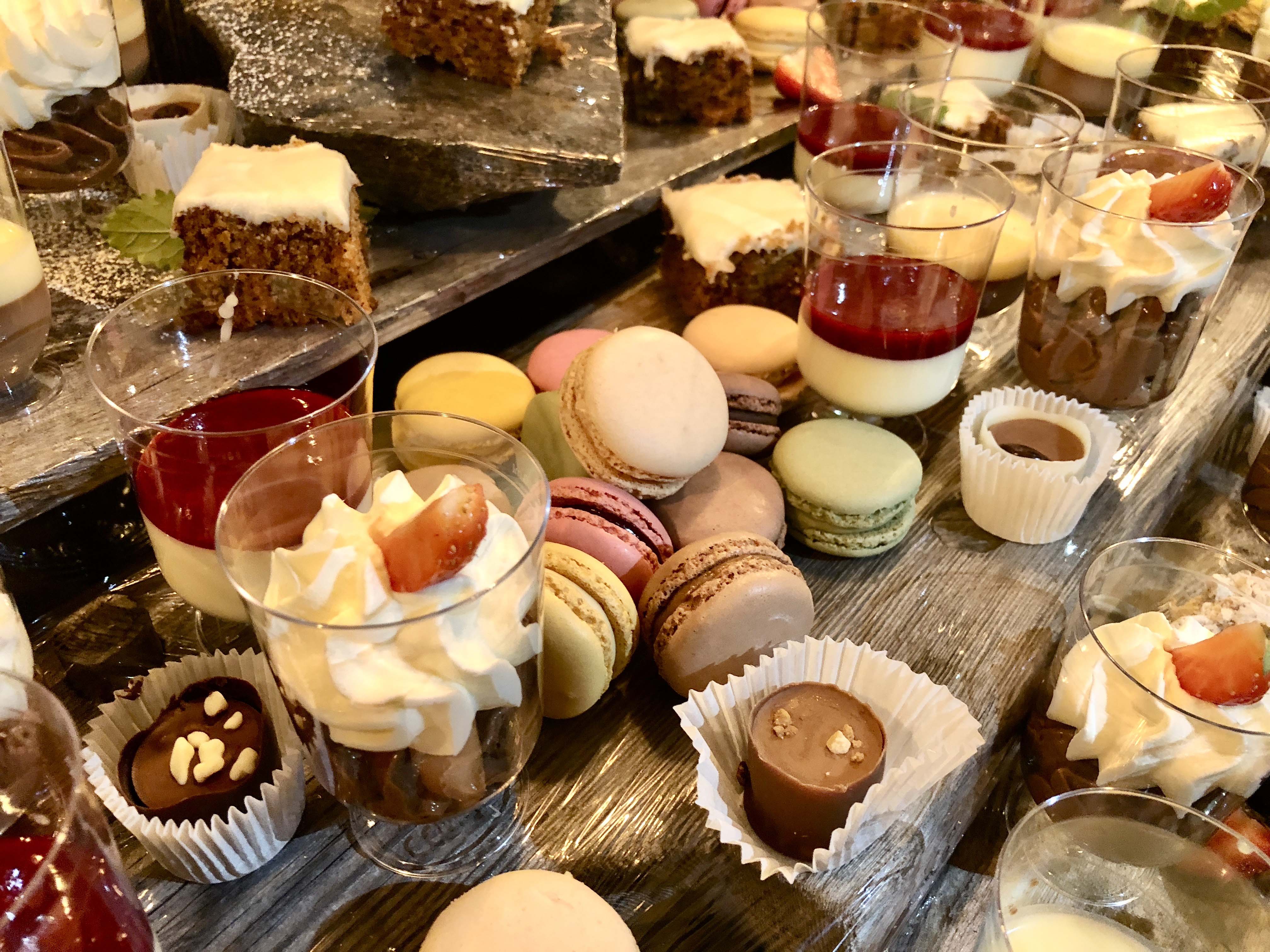 Dessertbordet har det meste! Fra lekker konfekt til makroner og kaker.