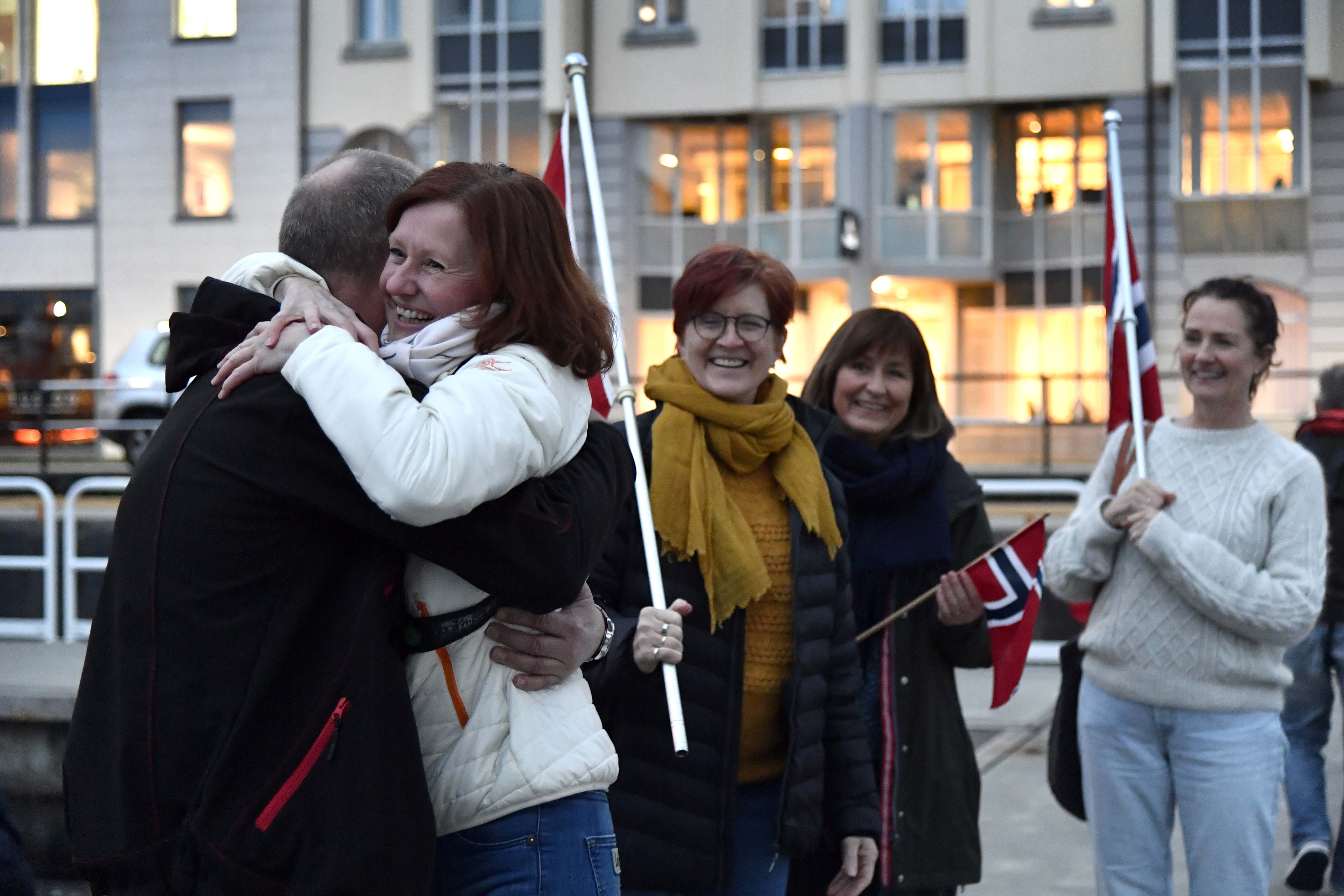 Det ble tid for mange klemmer på gjestebrygga når båten var fortøyd.