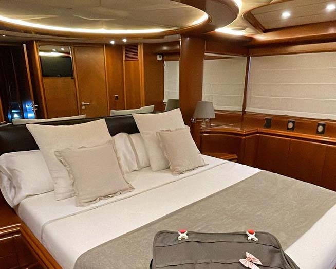 Fire flotte lugarer med to senger og eget bad på alle kan en finne om bord på «Kitty Kat». Her er "rederlugaren" om bord. Foto: Torill Rønes.