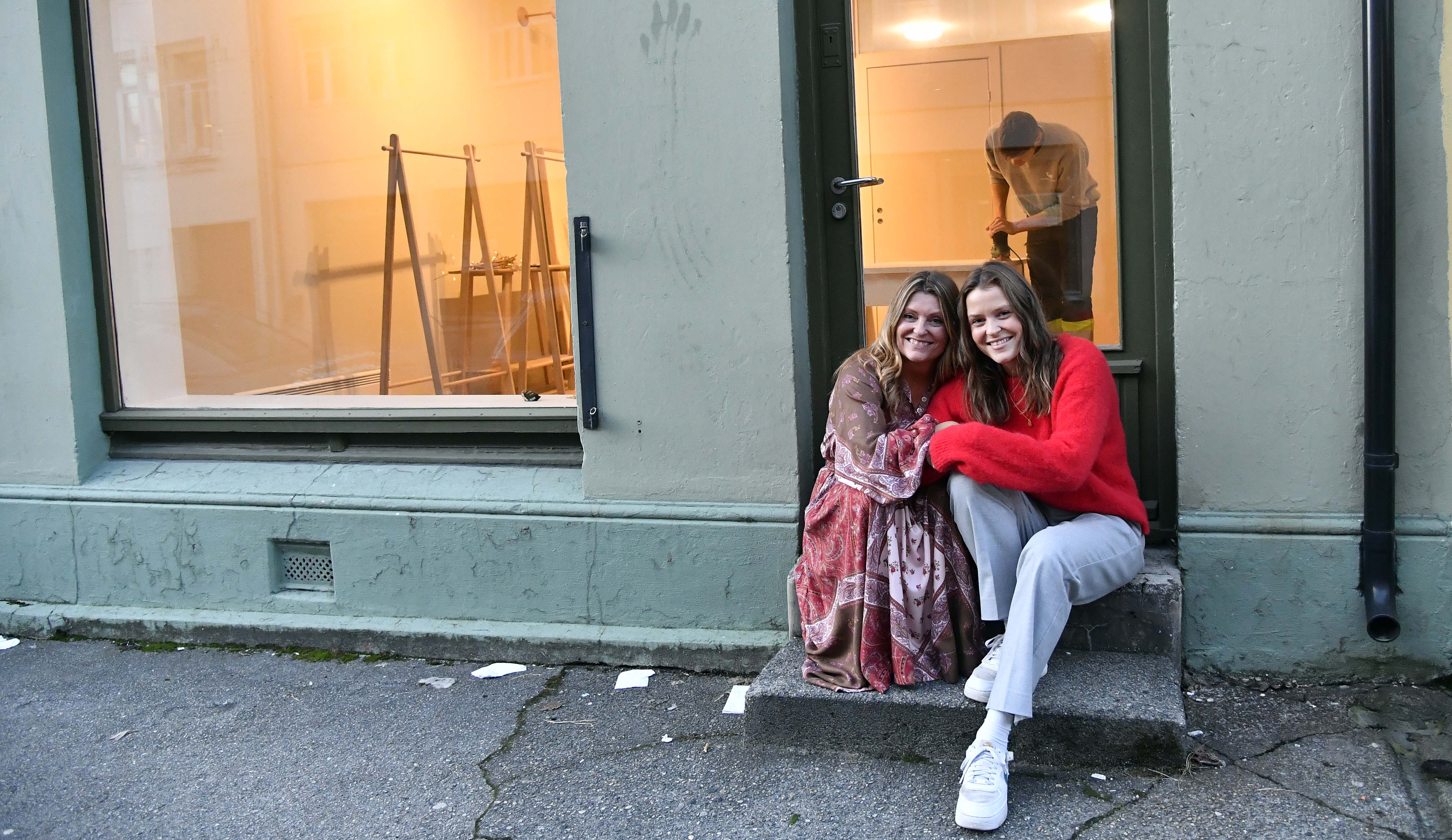 23.november skal det skje. Da åpner Rigmor Vestre og datteren Ragnhild Bårdsnes utvidelsen de har kalt ”Frøken Frøland hi sida”. Sønnen Vebjørn (i bakgrunnen) er i full gang med oppussing av lokalene.