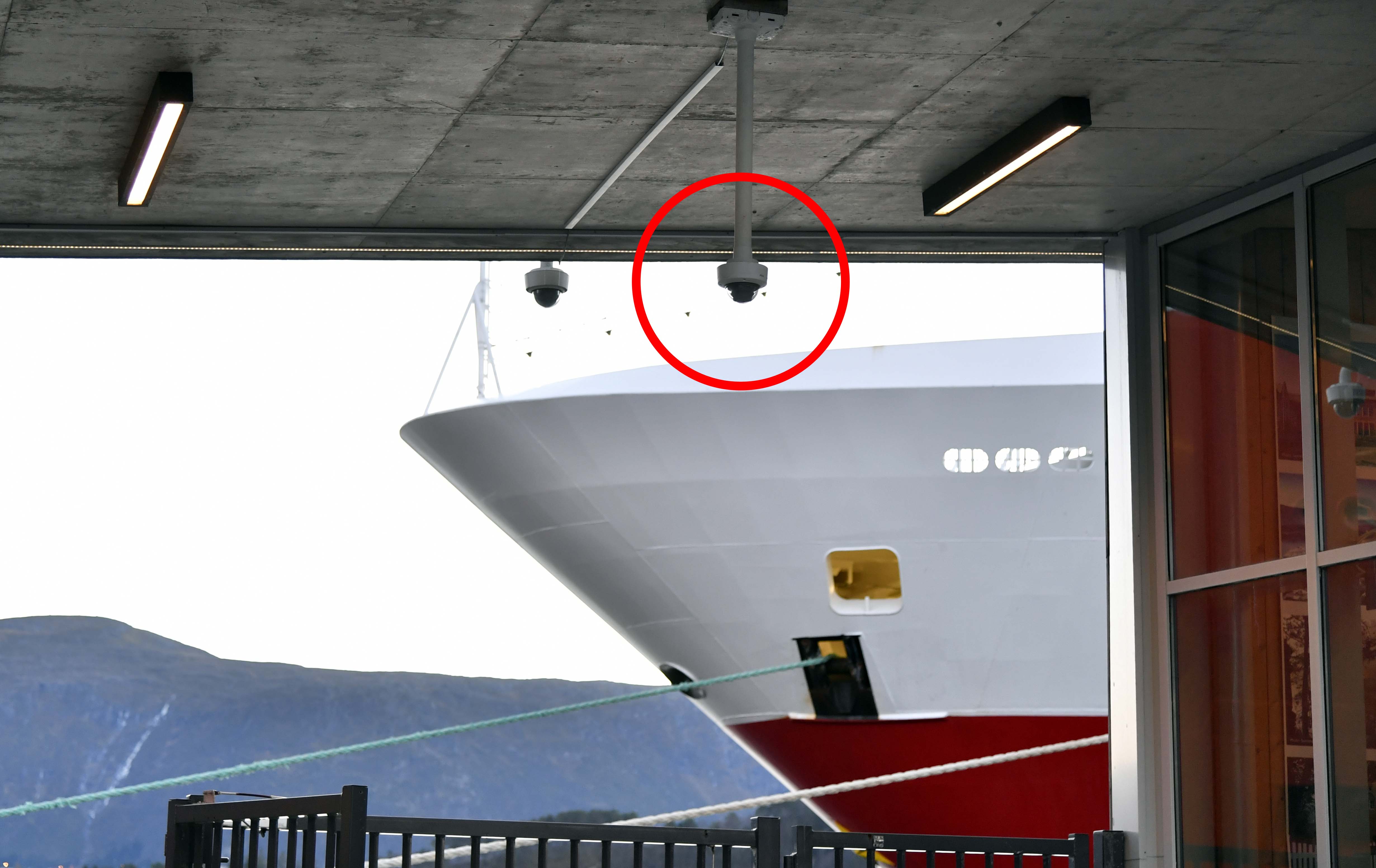 Hele 90 prosenta av alle cruisepassasjerene som kommer til Ålesund går i land i verdens vakreste by. Og dette kameraet er kilden til den viktige informasjonen.