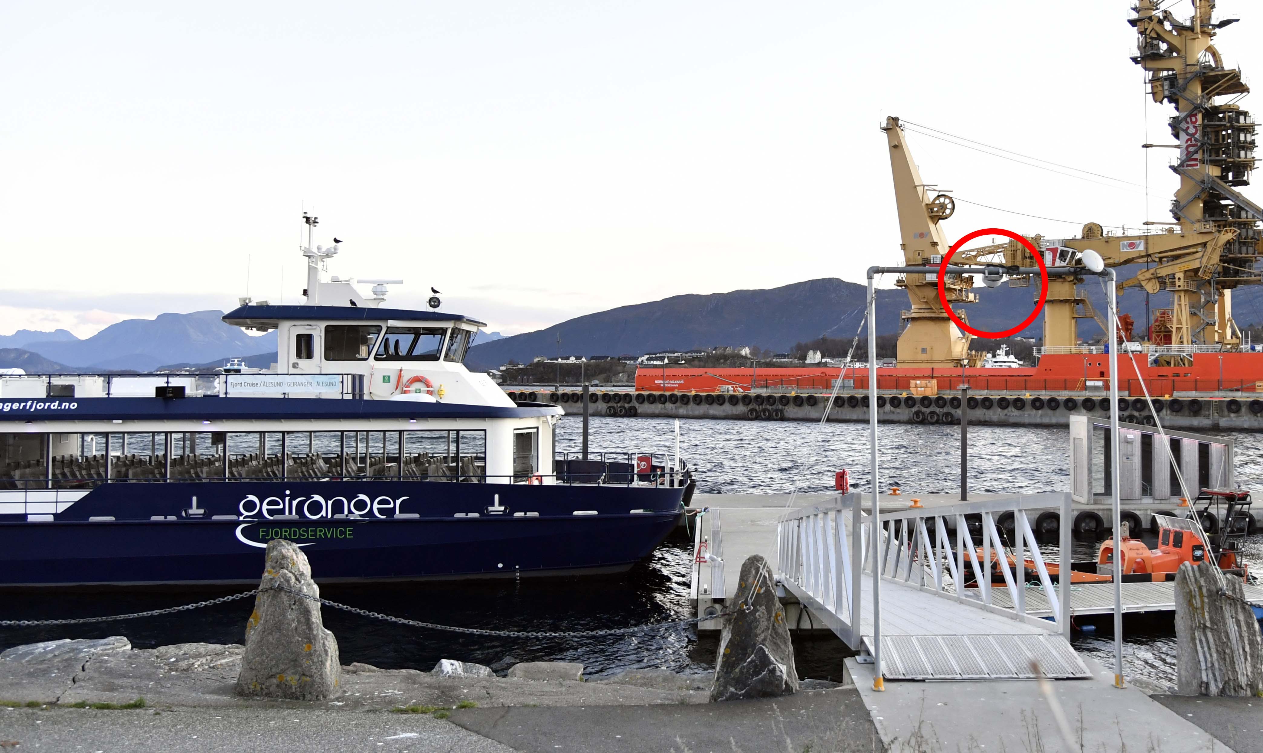 Også på gangbrua ned til flytebrygga ved Rutebilstasjonen har Ålesundregionens Havnevesen et kamera som ikke filmer og gir bilder, men registrerer personer som passerer.