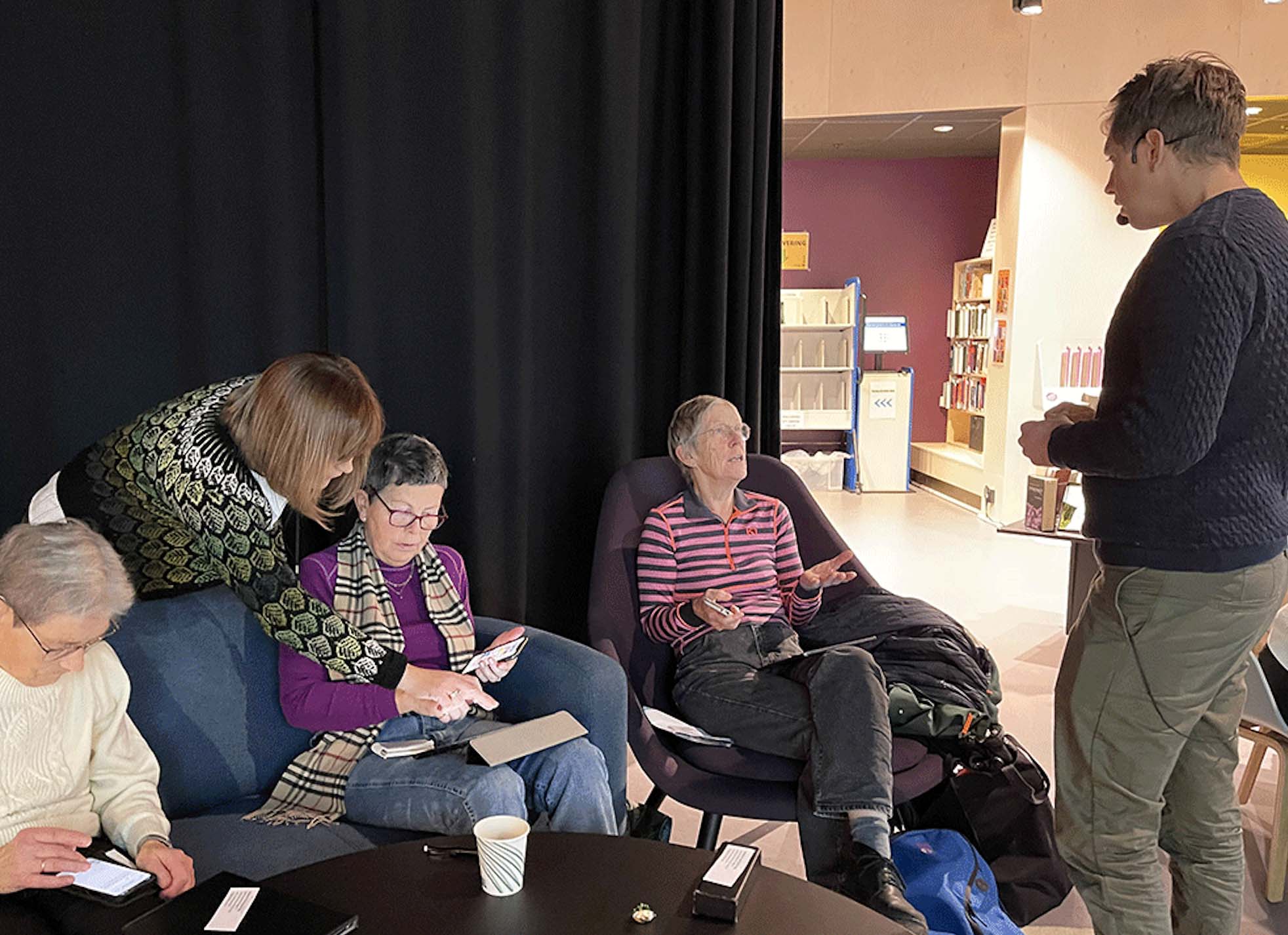 - Digital kompetanse er viktig for å hindre utenforskap, og det skal være enkelt å ta buss for alle sier FRAM som derfor har samme pris for honnør enten du kjøper hos sjåføren eller bruker appen.