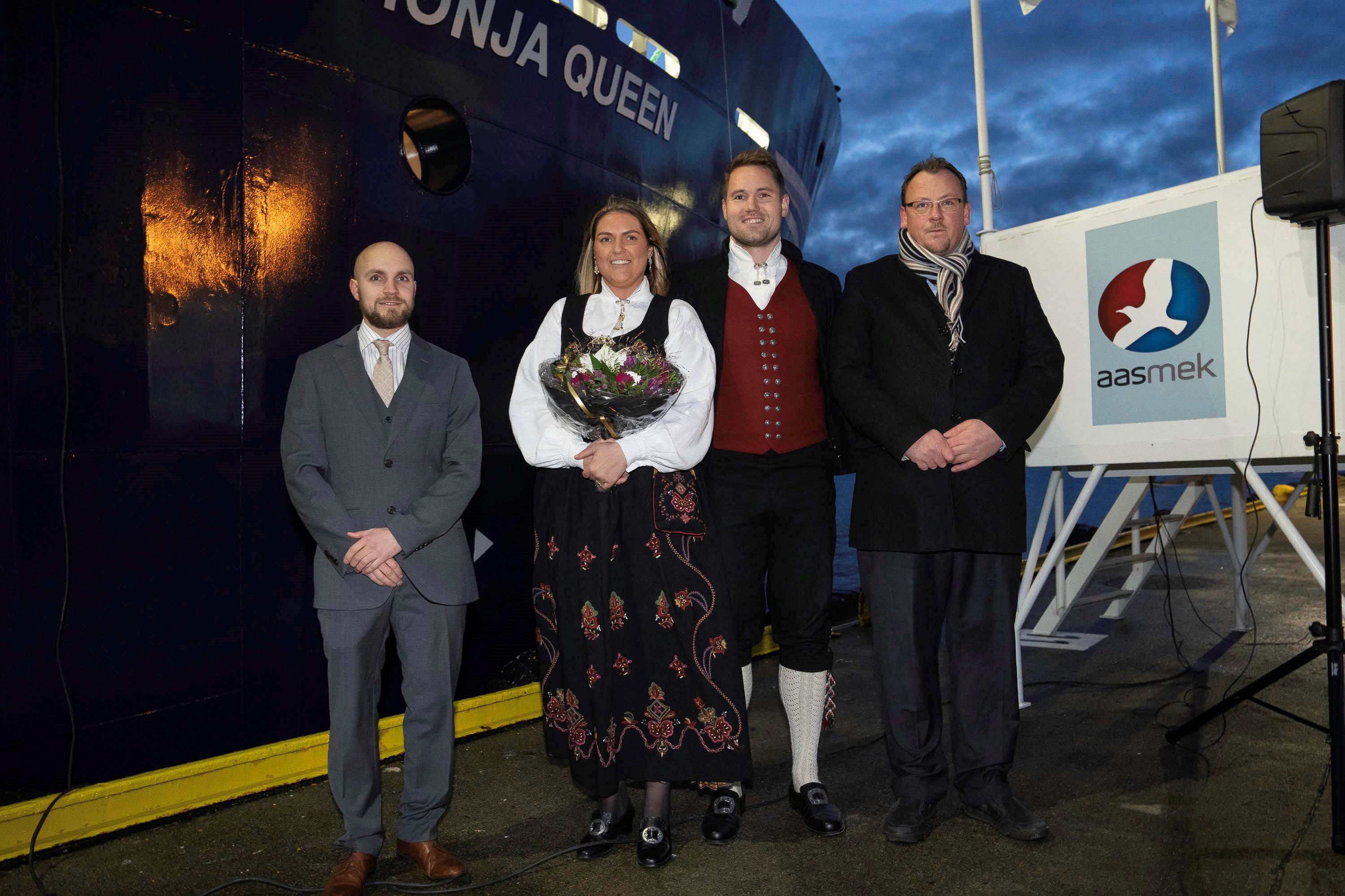 Kaptein Sebastian Gundersen, gudmor Anja Halsebakk, daglig leder Robin Halsebakk i Sølvtrans og daglig leder Aas Mek. Verksted Bjørn Magne Aas. Foto: Sølvtrans