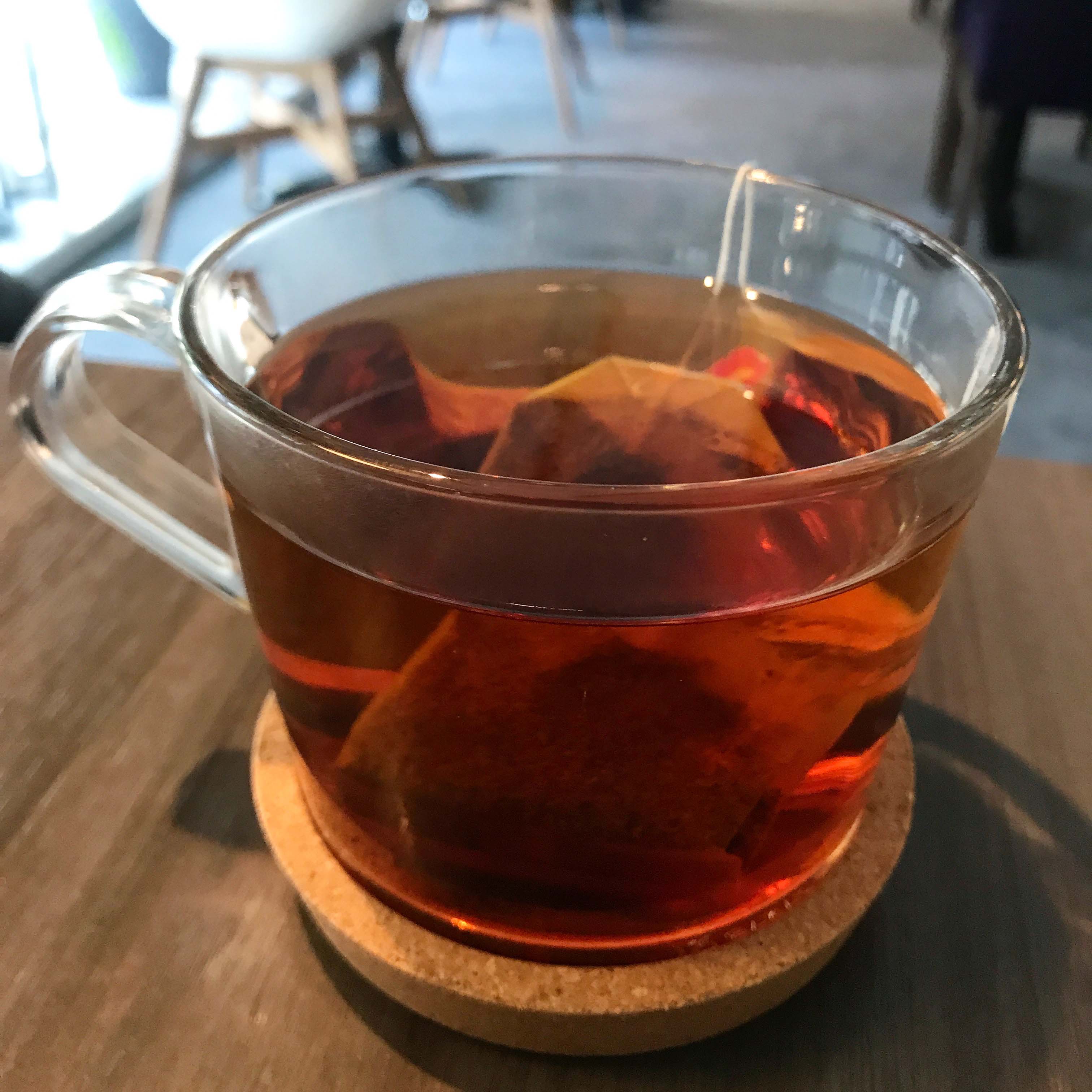 En god kopp te gjør seg etter en rusletur på kaia en klar vinterdag.